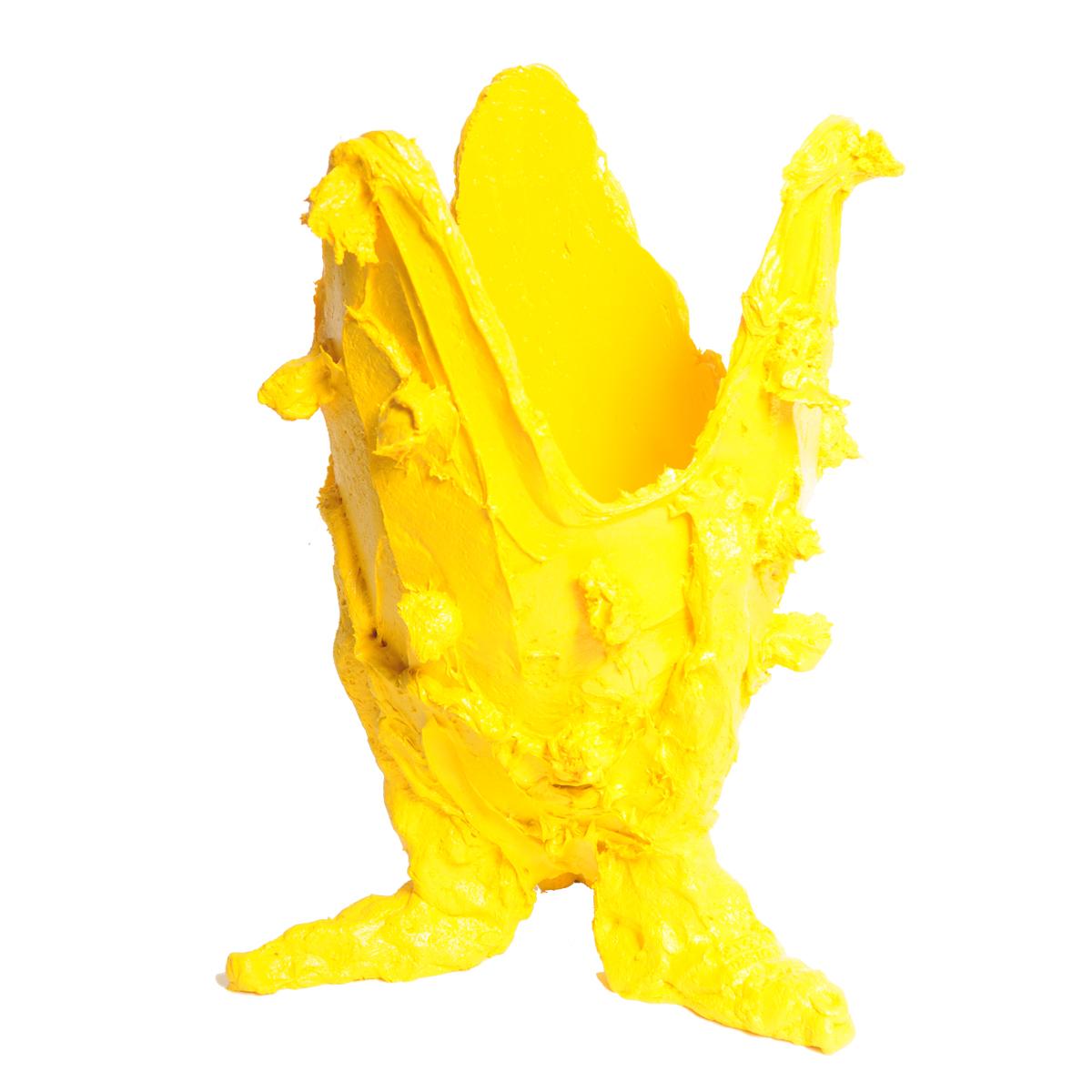 Vase spécial citron, jaune.
Vase en résine souple conçu par Gaetano Pesce en 1995 pour la collection Fish Design.

Mesures : I.L.A.A. 22cm x H 36cm

Autres tailles disponibles.
Vase en résine souple conçu par Gaetano Pesce en 1995 pour la