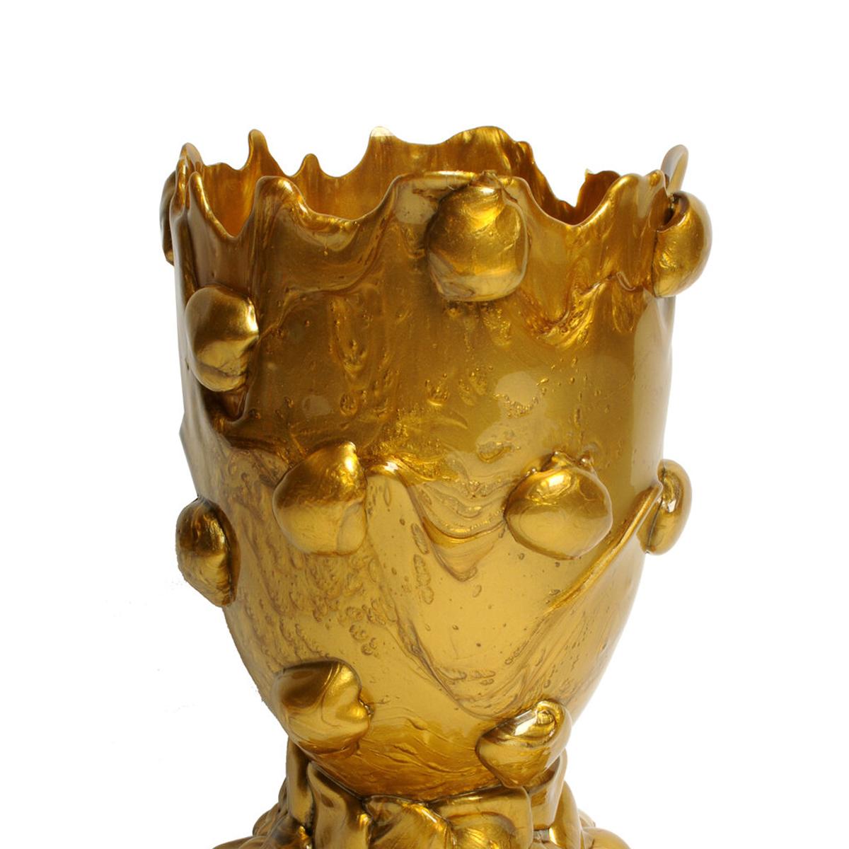 Golden Nugget vase, gold.
Vase in soft resin designed by Gaetano Pesce in 1995 for Fish Design collection.

Measures: M - ø 16cm x H 26cm
Colours: gold.
Other sizes available.
Vase in soft resin designed by Gaetano Pesce in 1995 for Fish
