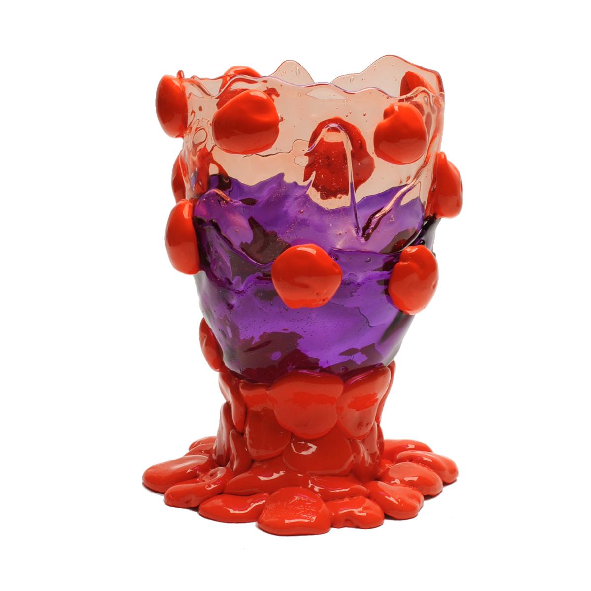 Nugget-Vase, klarer heller Rubin, klar violett, matt orange.
Vase aus weichem Harz, entworfen von Gaetano Pesce im Jahr 1995 für die Collection'S Fish Design.

Maße: M - ø 16cm x H 26cm
Farben: klares helles Rubinrot, klares Violett, mattes