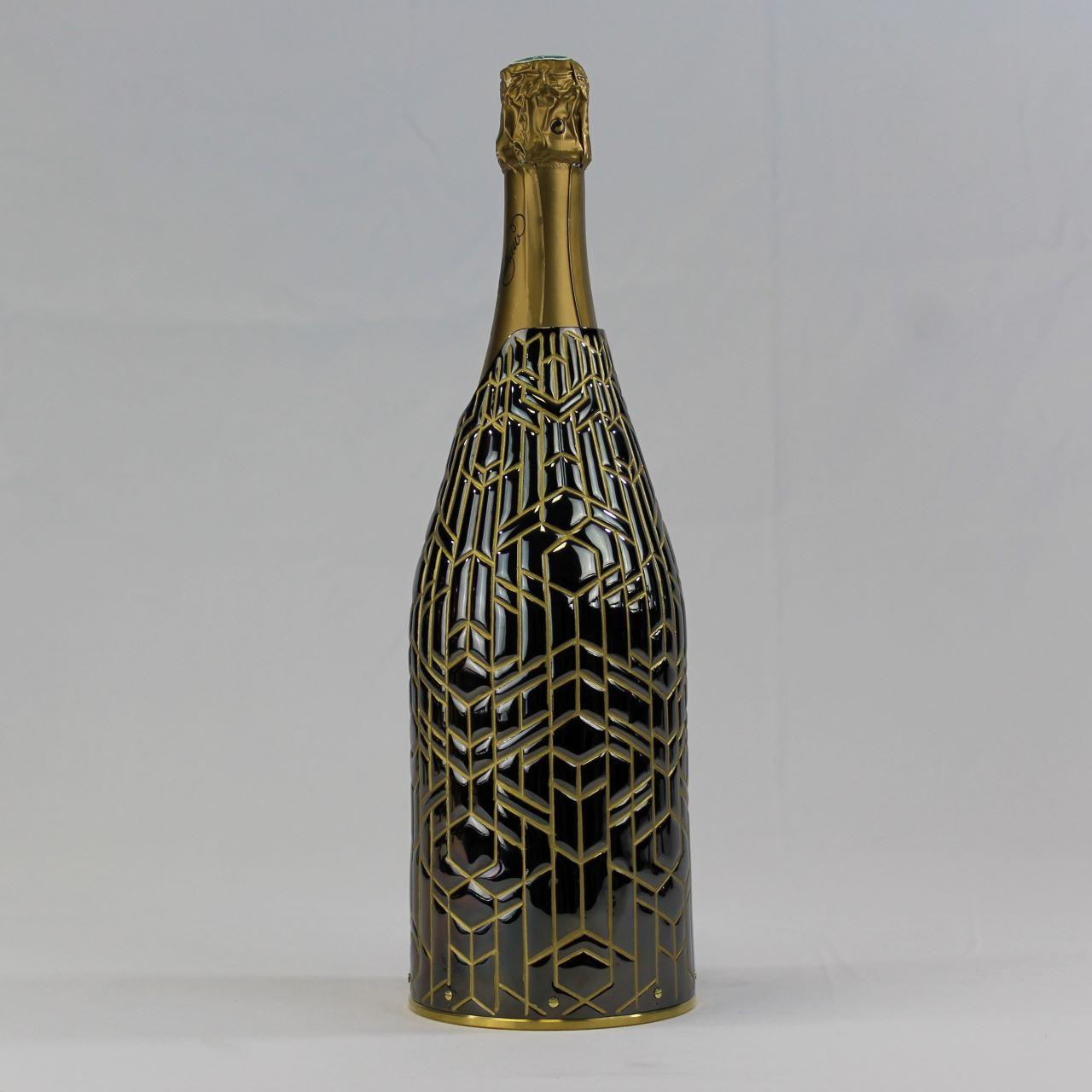 Evoking the Roaring Twenties’ splendor, our Gatsby-themed Champagne K-OVER captures the era’s iconic luxury. Inspired by Fitzgeral’s timeless tale, it’s a symbol of classic elegance and vibrant celebrations, and create by Mastersmith Marco