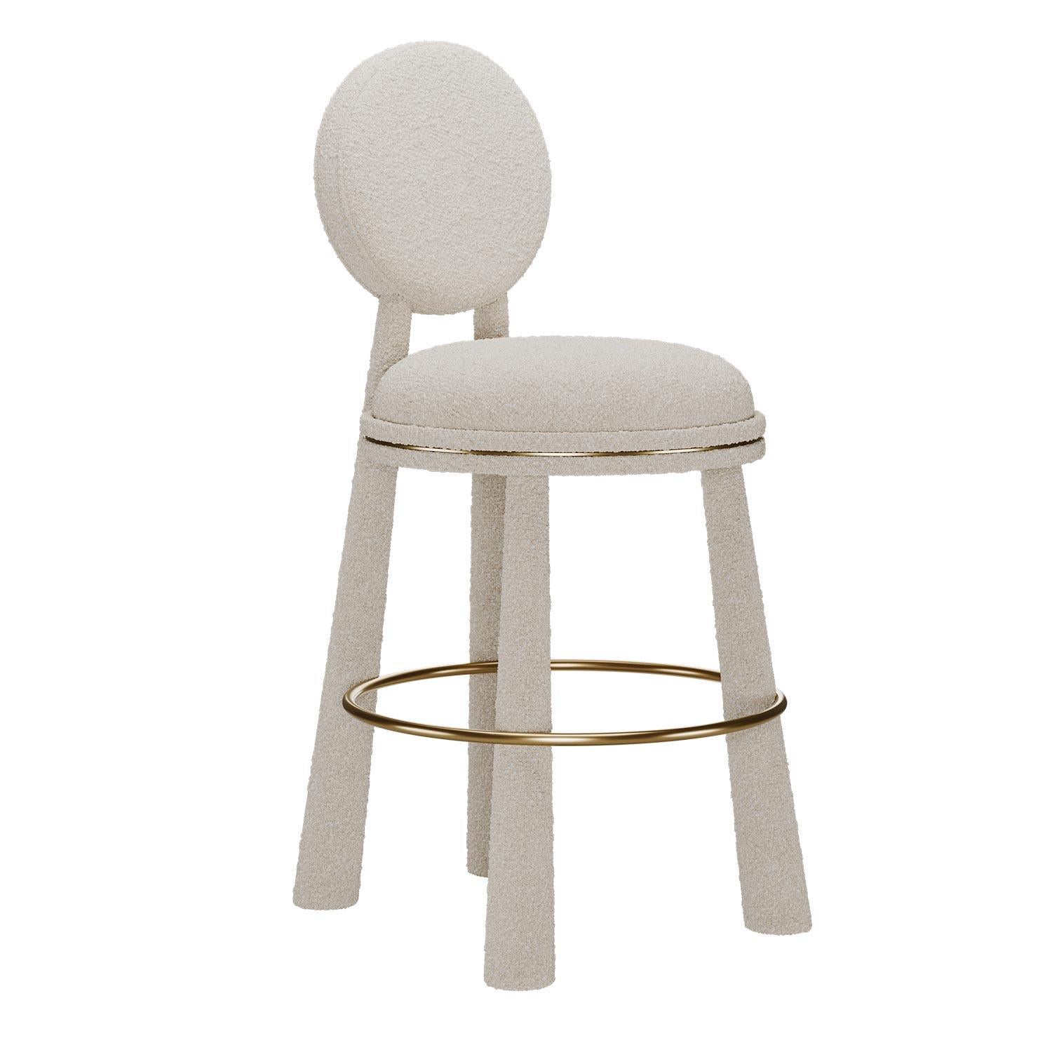 Con una silhouette audace ma armoniosa, lo sgabello da bar Mouline dona un tocco di eccitazione e stravaganza a qualsiasi bar. Lo schienale riprende la forma circolare della seduta, creando un ritmo visivo coeso. Le robuste gambe tornite