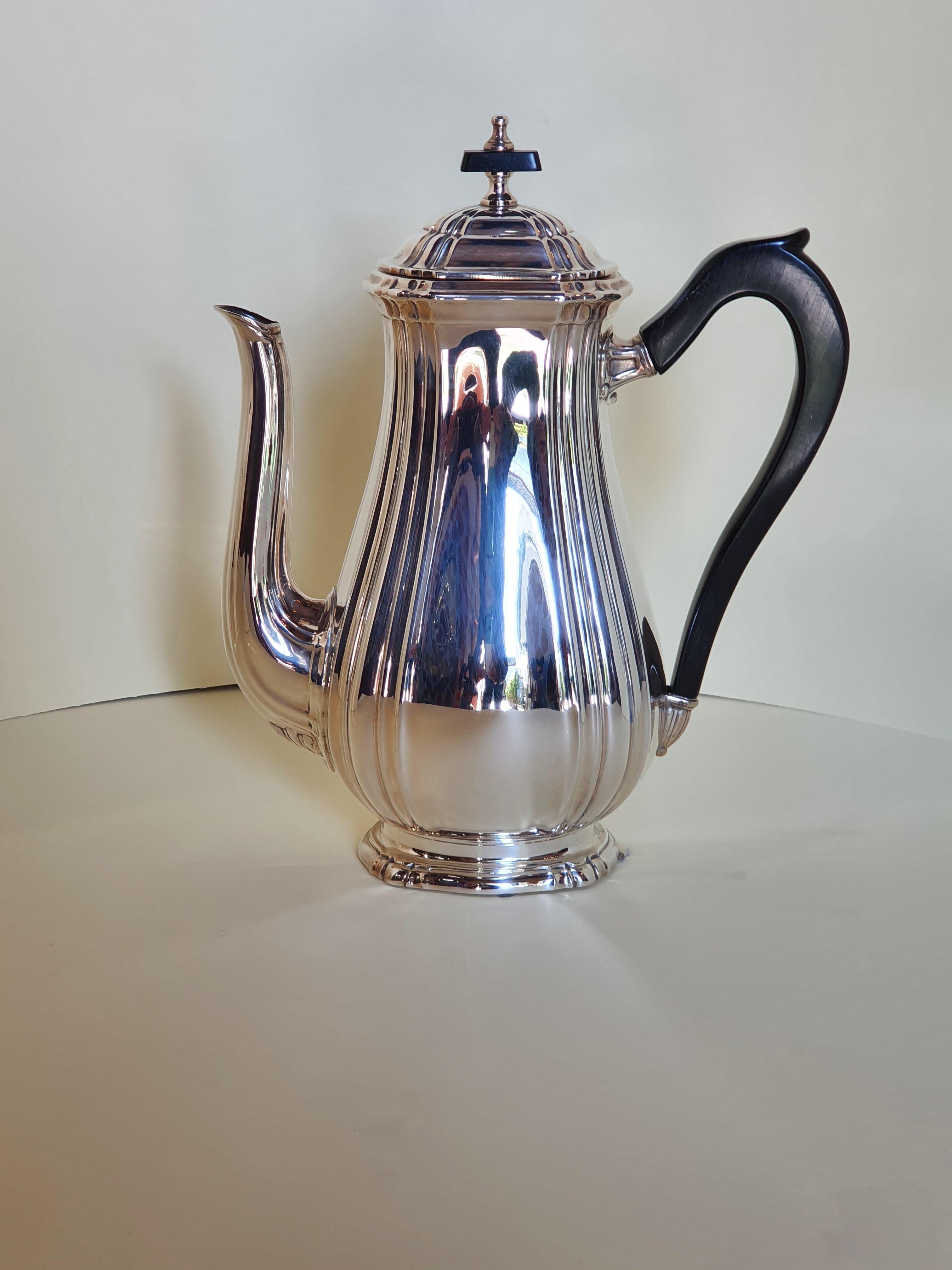 An elegant Georgian style tea and coffee set in hand chiseled sterling silver by the Italian silversmith Argenteria Auge.
Composed of 4 objects: one teapot, one coffee pot, one sugar bowl with lid and a milker. Pieces are in pear-shaped form with