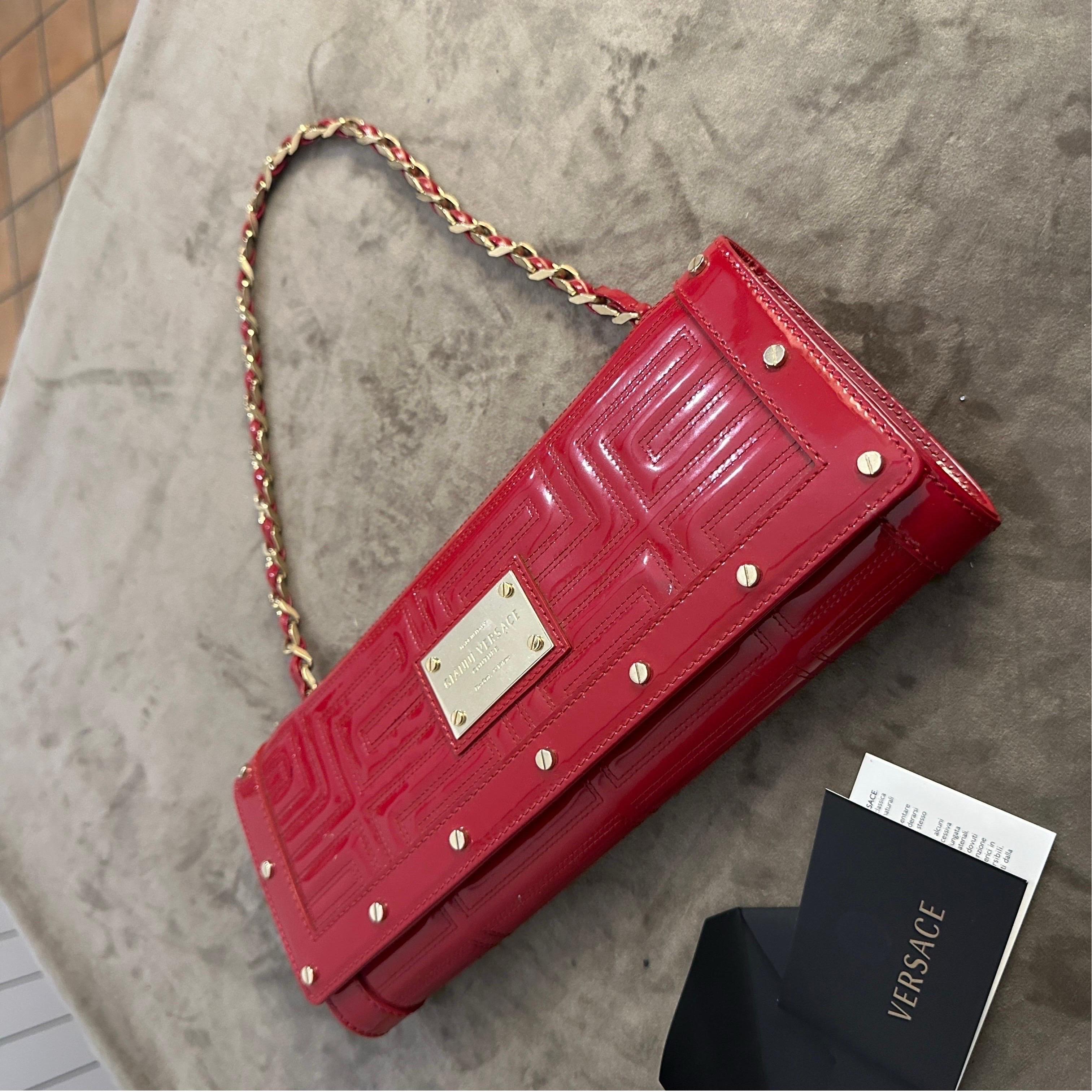 21st Century Gianni Versace Couture Red Patent Leather Shoulder Bag In New Condition For Sale In Aci Castello, IT