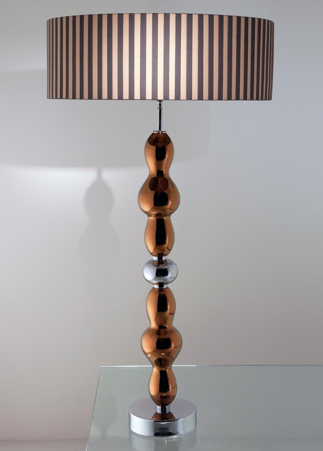 A simple and sophisticated choreography. Dancing, even in its formal essentiality. Ginger & Fred is a family made of standing lamps, table lamps and suspension lamps. Created in ceramic, an artisanal production which highlights a great artistry,