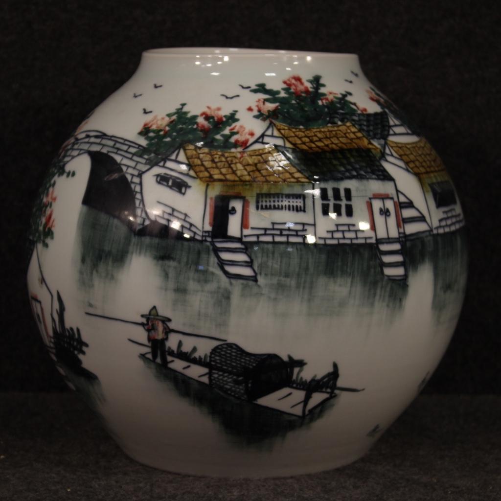 Chinese vase from the early 21st century. Jingdezhen ceramic work glazed and painted by hand, adorned by river landscape with houses and bridge, of excellent quality. Cup of moderate size and beautiful decoration ideal to display as a piece of