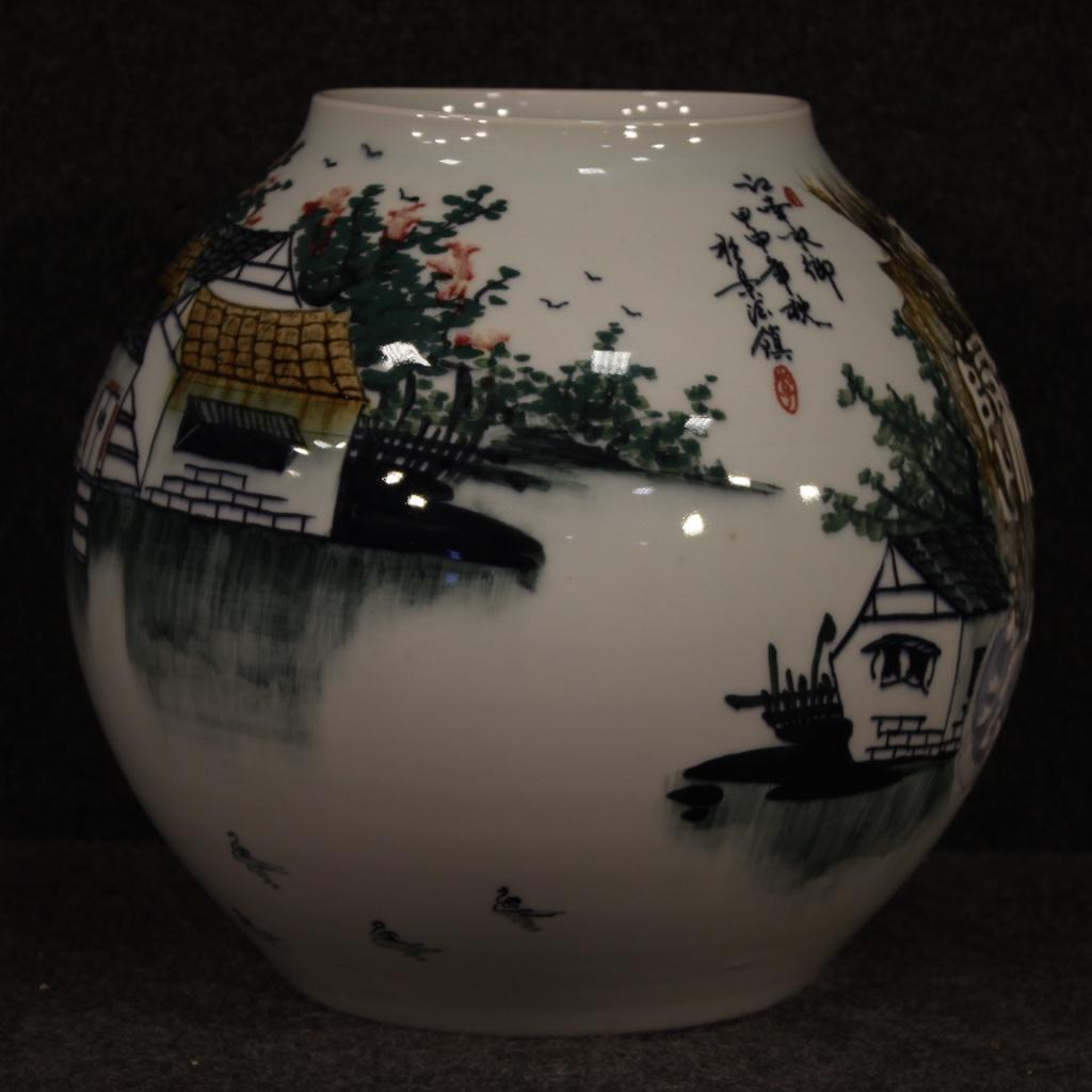 Chinesische runde glasierte und bemalte Keramikvase des 21. Jahrhunderts, 2000 im Zustand „Gut“ im Angebot in Vicoforte, Piedmont