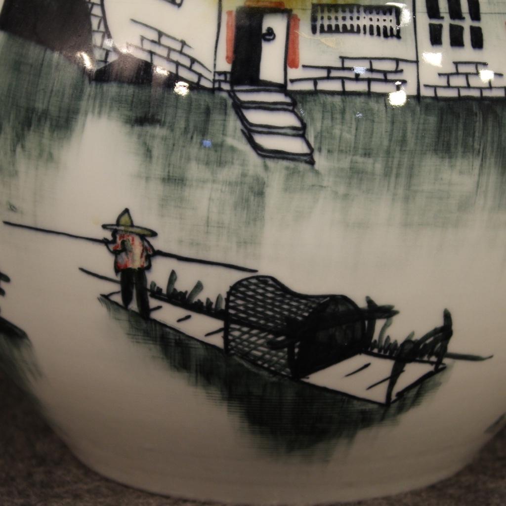 Chinesische runde glasierte und bemalte Keramikvase des 21. Jahrhunderts, 2000 im Angebot 1