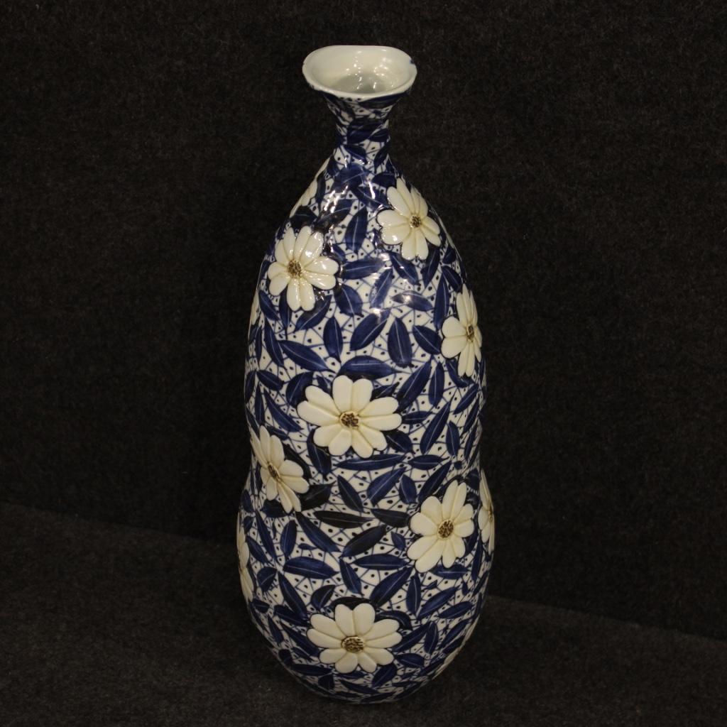 Chinese vase from the early 21st century. Jingdezhen ceramic work glazed and hand painted with daisies, of excellent quality. It present under the base of the writing in Chinese (see photo). Vase of beautiful size and ideal decoration to display as