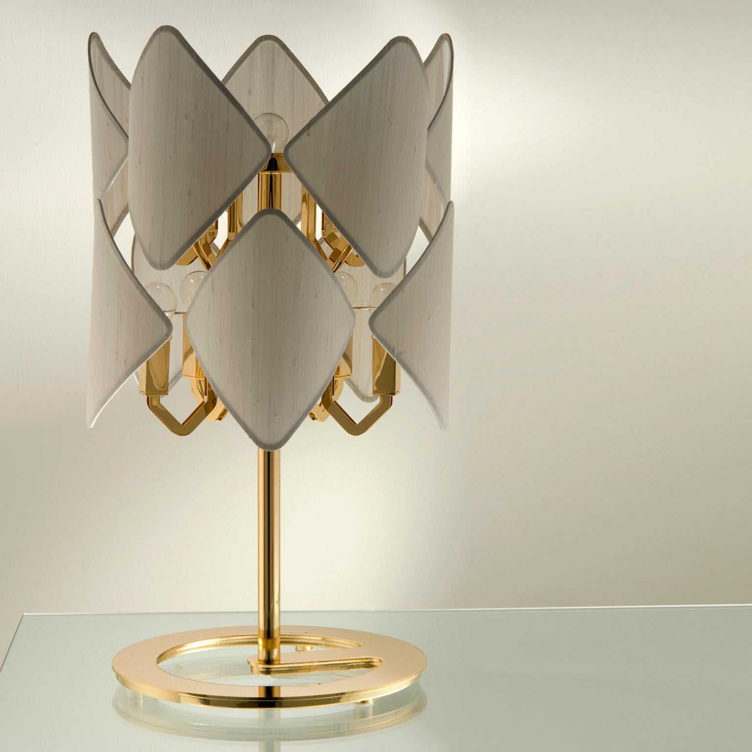Moderne Lampe de bureau du 21e siècle en plaqué or et abat-jour en soie blanche de Roberto Lazzeroni en vente