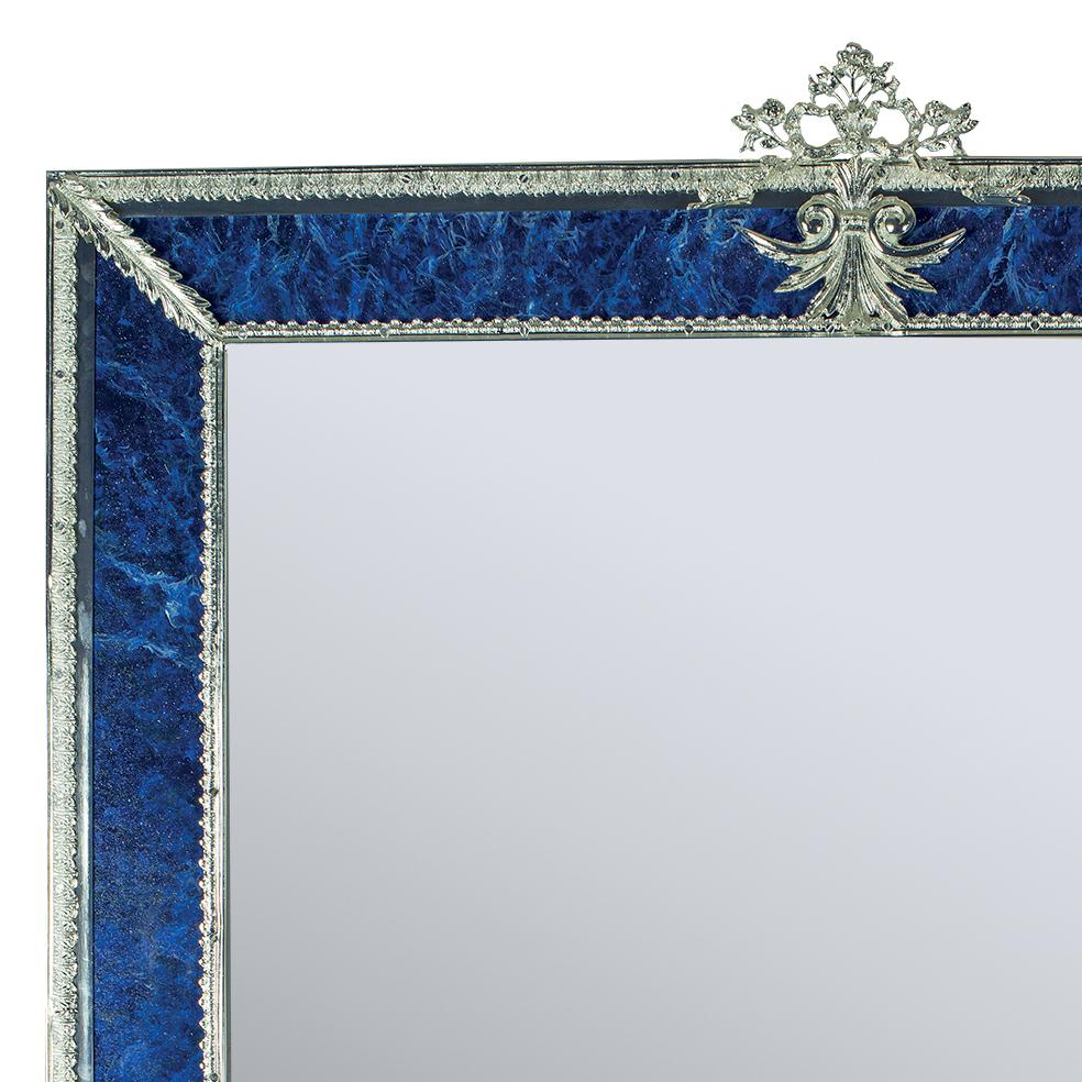 Specchio da parete del XXI secolo con cornice in bronzo dorato e cornice in metallo verniciato simil lapislazzulo. I fregi della cornice sono finemente cesellati Su richiesta del cliente è possibile modificare la finitura del metallo: oro francese,