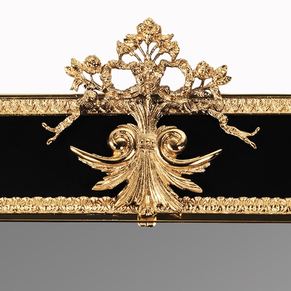 Miroir mural du 21e siècle avec le cadre en bronze doré et le cadre métallique en laiton peint en noir. Les frises du cadre sont finement ciselées. Sur demande, le client peut modifier la finition du métal : or français, bruni, bruni foncé, argent