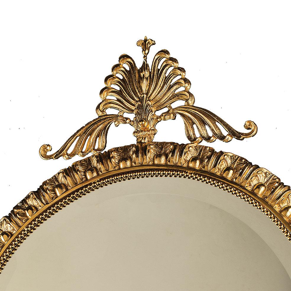 Miroir mural du 21e siècle avec cadre en bronze doré. La frise du cadre du miroir est finement ciselée.  Sur demande, le client peut modifier la finition du métal : or français, bruni, bruni foncé, argent antique et or patiné afin de pouvoir
