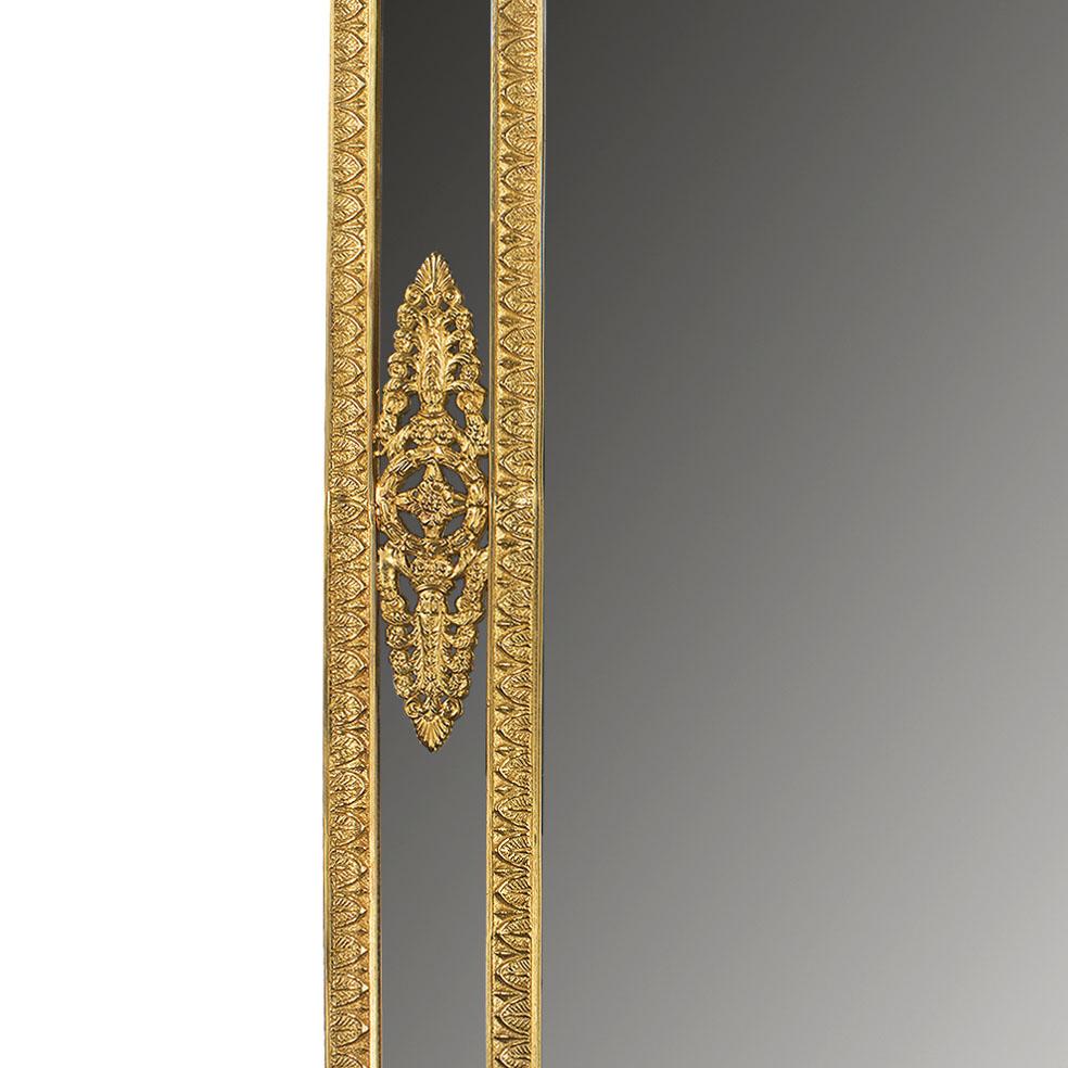 Luigi XVI Specchio da parete in bronzo dorato del XXI secolo con testa di Medusa in vendita