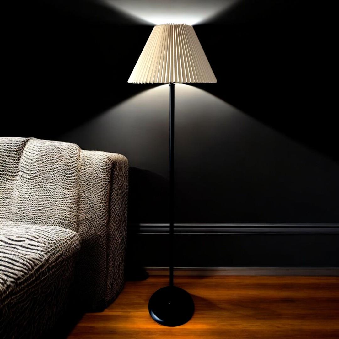 Inspiré par le moment le plus enchanteur de la journée, l'heure dorée, le lampadaire Golden Hour apporte la lueur douce et apaisante du coucher de soleil dans votre espace. Conçue pour refléter la sérénité de cette lumière fugace, la lampe offre une
