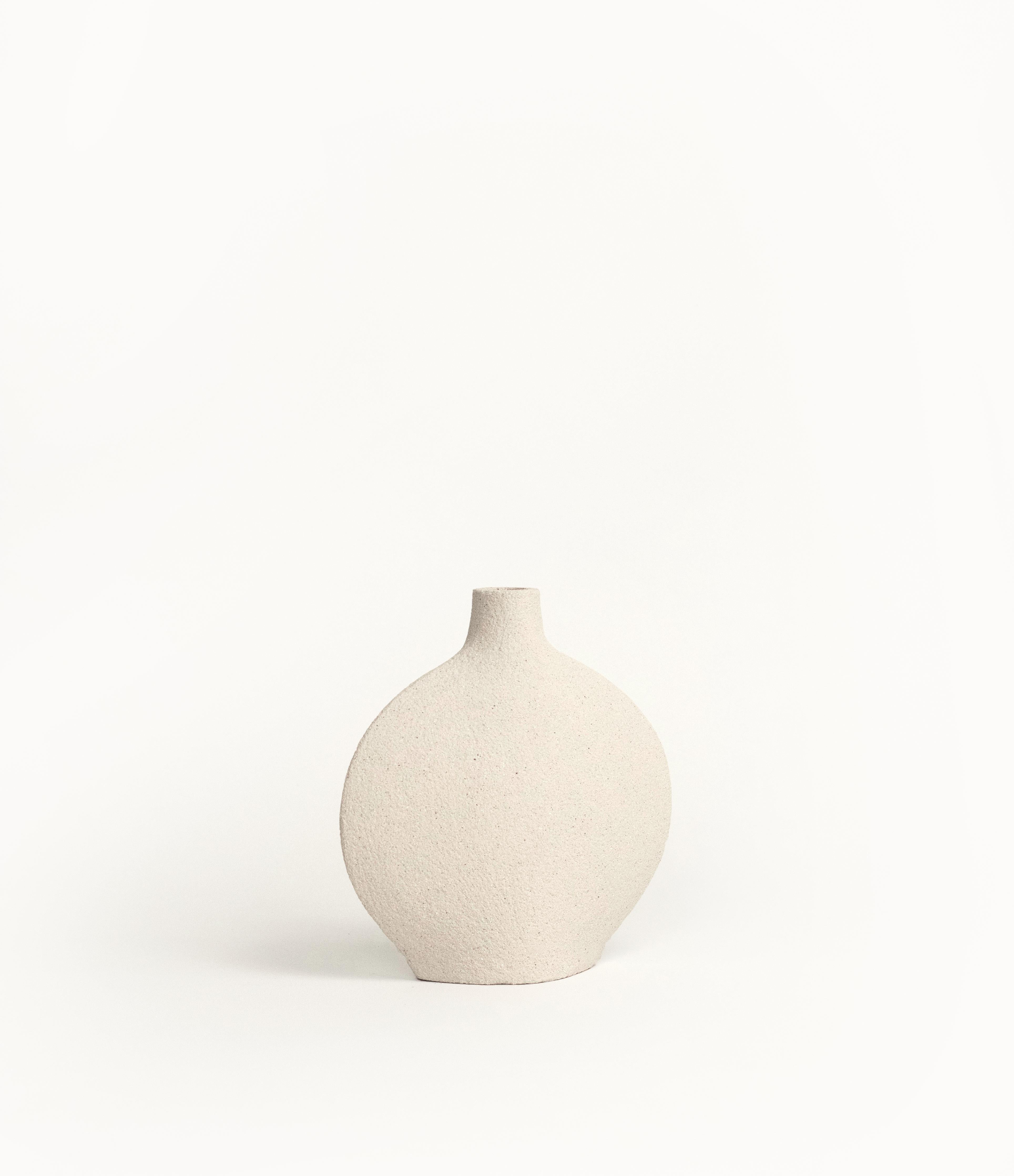 Goutte - white

Hand-crafted in our studio in France.

Measures: H: 15 cm / L: 24 cm
H: 6 inch / L: 6.3 inch.

- Stoneware fired at high temperature finished with transparent glossy glaze inside.
- Raw exterior showcasing the natural aspect