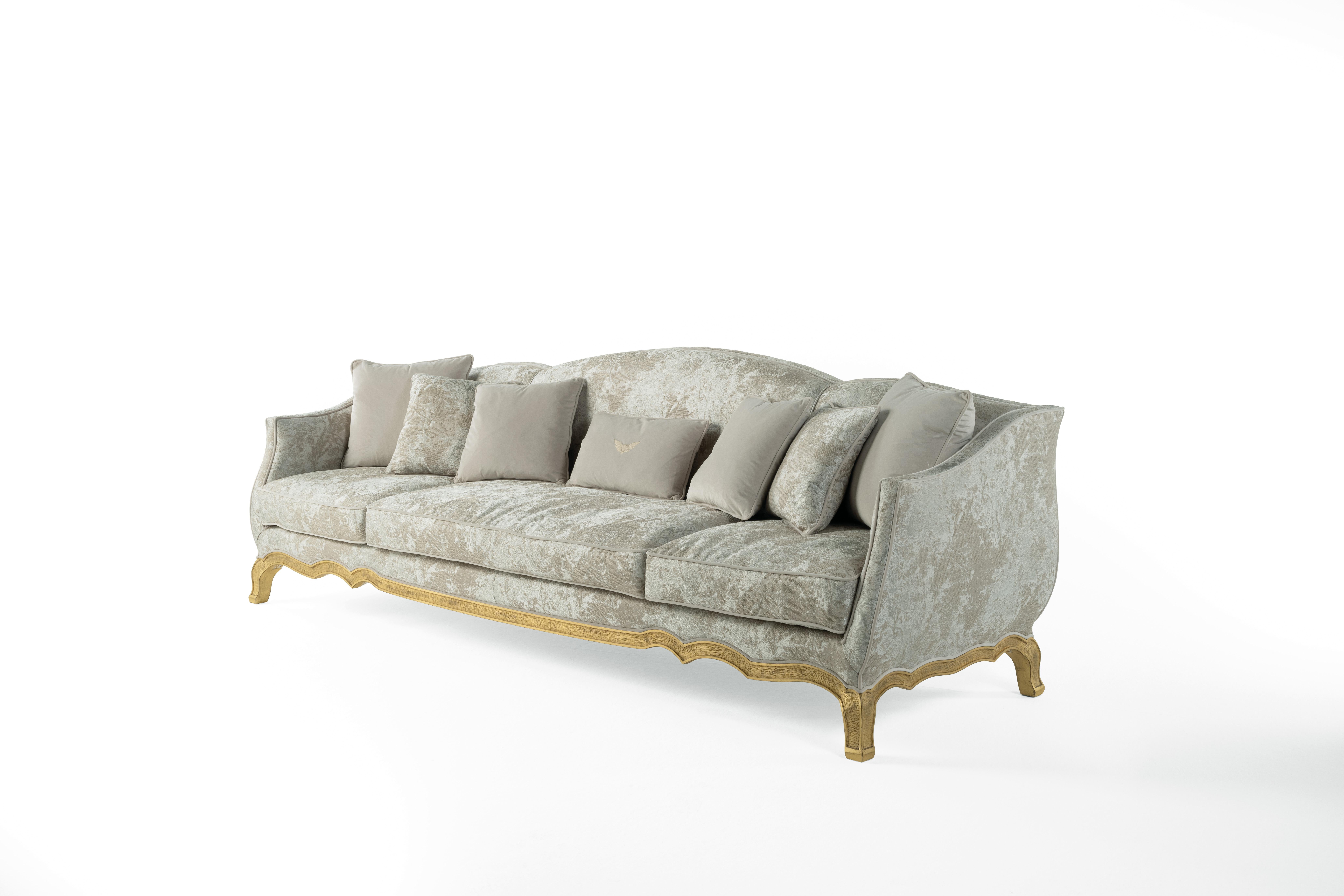 GrandCamée is the perfect expression of a bright classic style, where the refined upholstery in the precious fabric of the collection meets the decorative charm of the structure with a finish in antique gold with patina.
3-seater sofa with structure