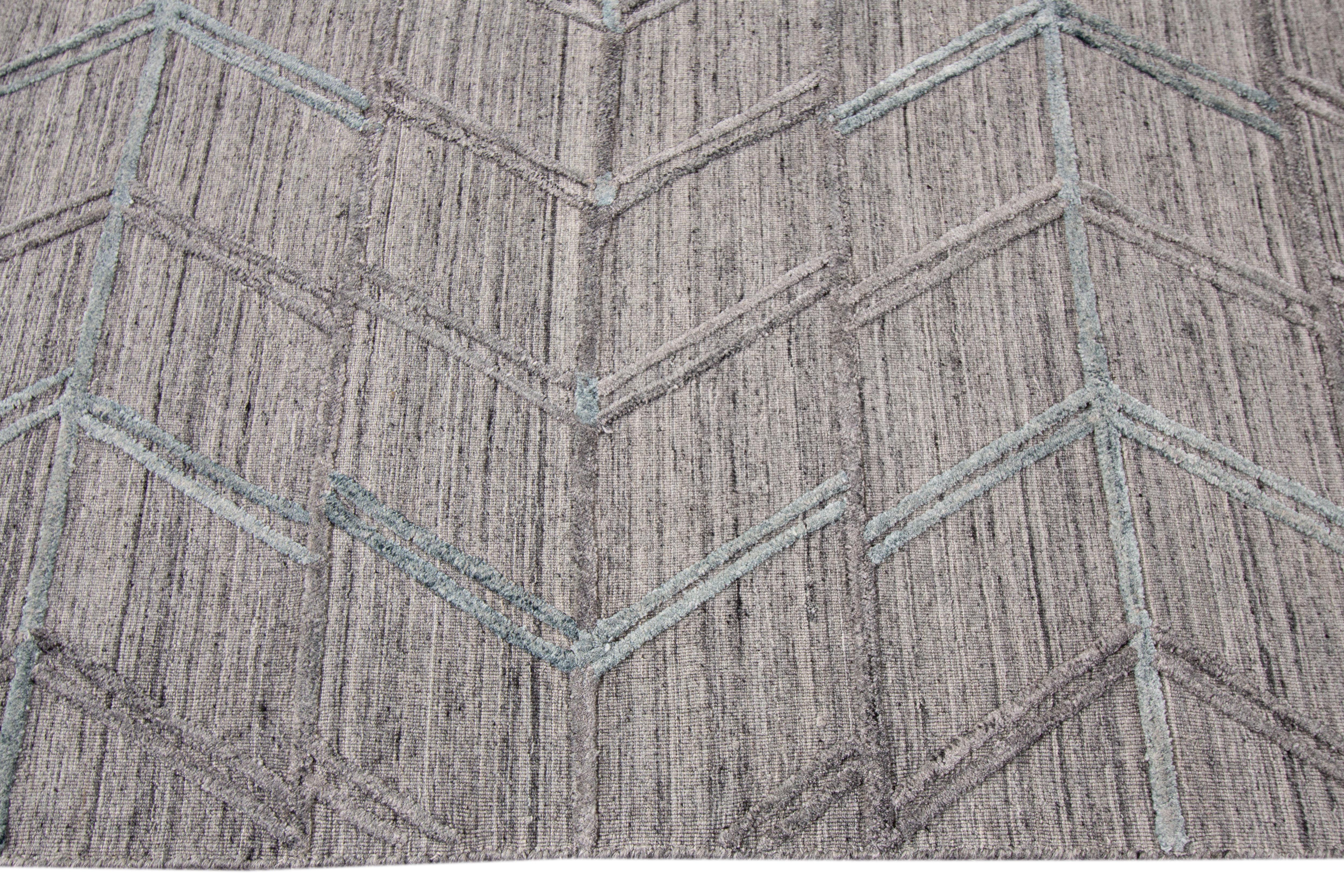 tapis indien transitionnel du 21ème siècle à tissage plat avec un champ gris/pierre et un motif géométrique texturé sur toute la surface, mesure : 9 x 12.