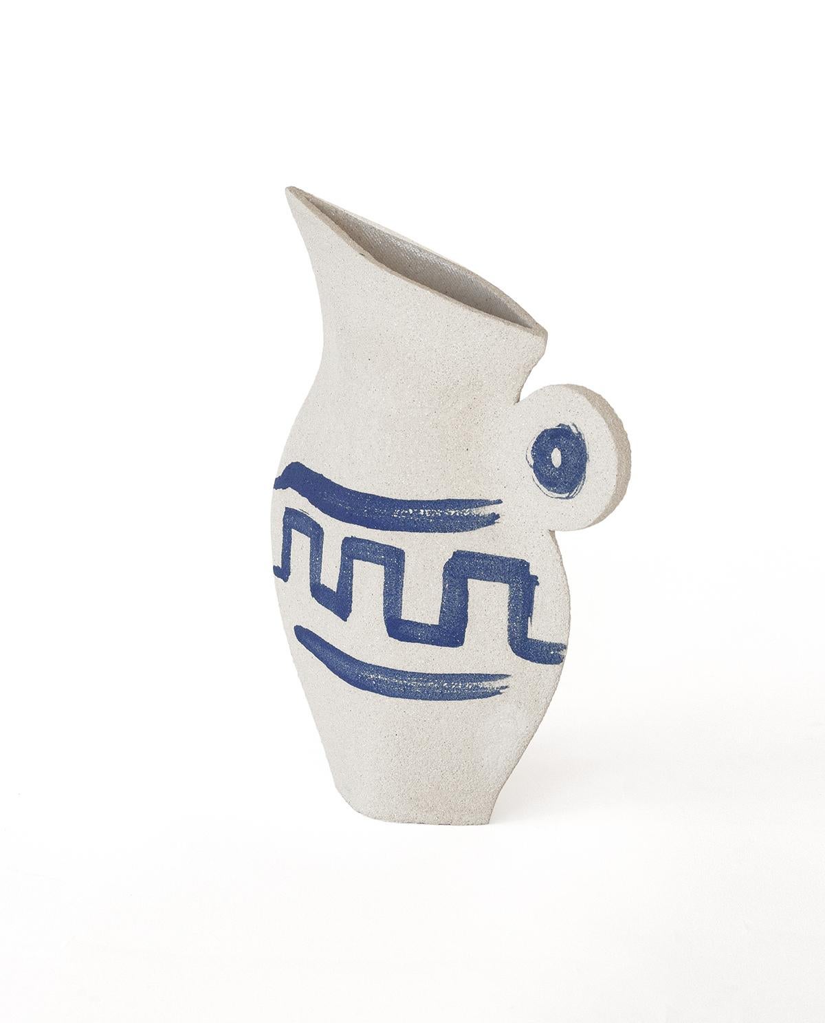 Faisant partie d'un triptyque captivant mêlant poterie grecque ancienne et design contemporain, le vase 