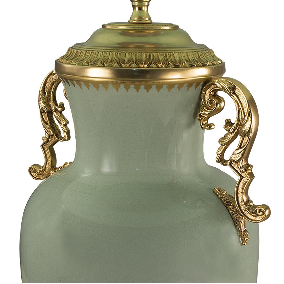 Tischlampe aus grünem Crakle-Porzellan und Bronze in patiniertem Gold.  Jedes Objekt ist handgefertigt, und die Liebe zum Detail macht jedes Stück einzigartig in seiner Art.
Der Stil dieser Tischleuchte  ist eine moderne Neuinterpretation einer