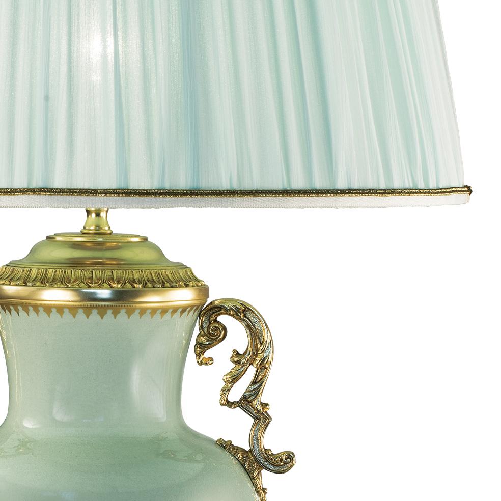21. Jahrhundert,  Grünes Celadon-Porzellan  und Bronze Tischlampe  (Louis XVI.) im Angebot