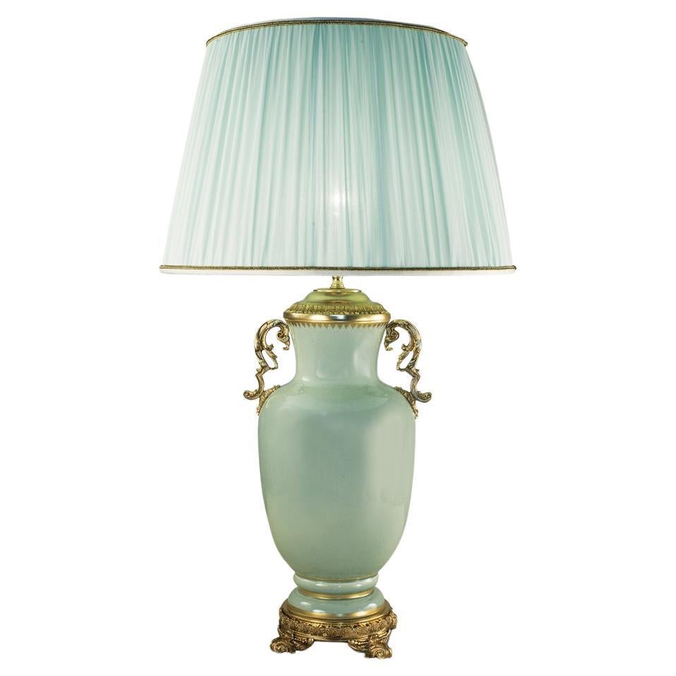 21. Jahrhundert,  Grünes Celadon-Porzellan  und Bronze Tischlampe  im Angebot