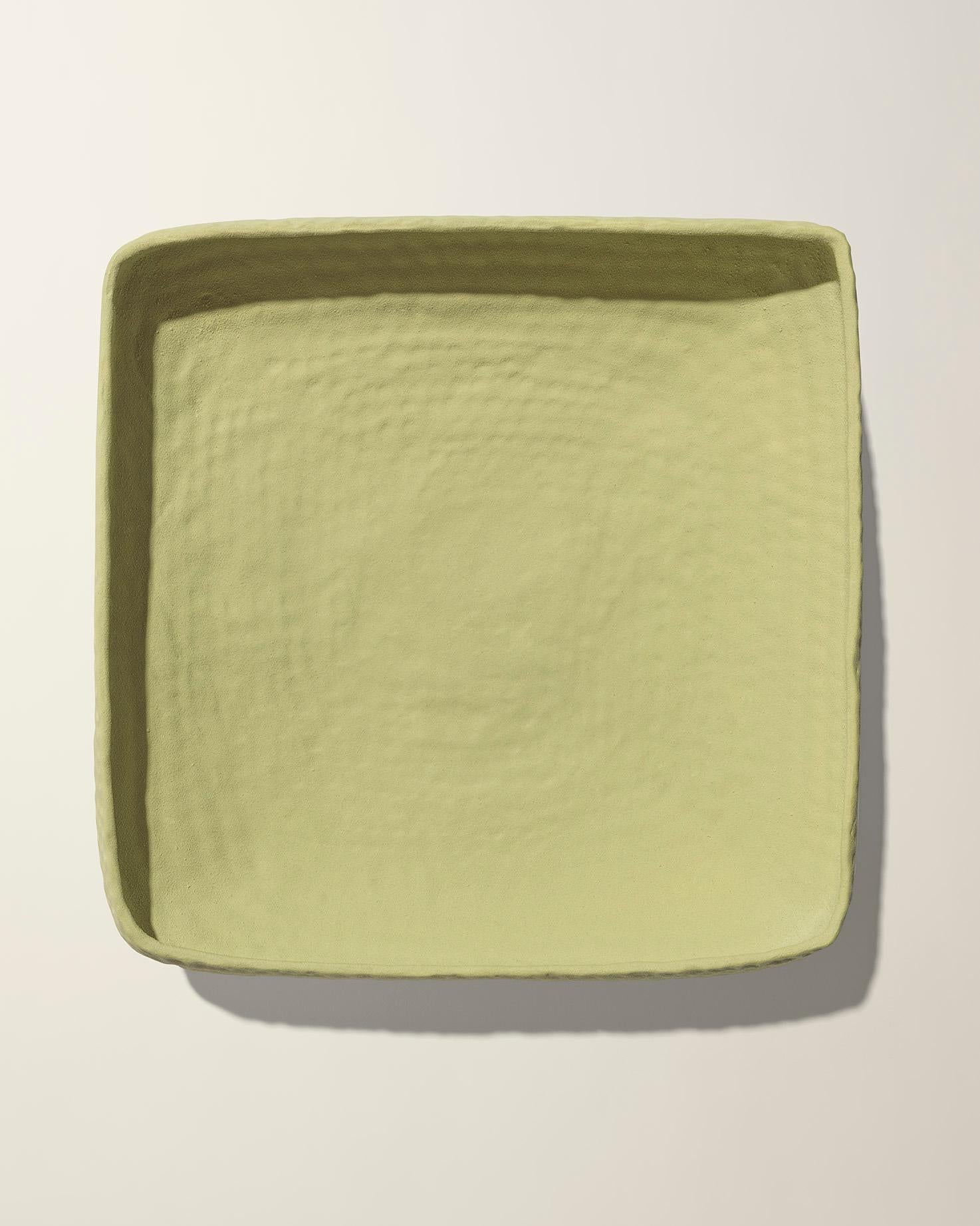 Questa ciotola bassa martellata Made in Italy, di colore pistacchio palegoldenrod opaco, è stata disegnata da Andrea Anastasio presso la storica Bottega Cercamica Gatti 1928 di Faenza, specializzata nella creazione di ceramiche d'arte, perfetta per