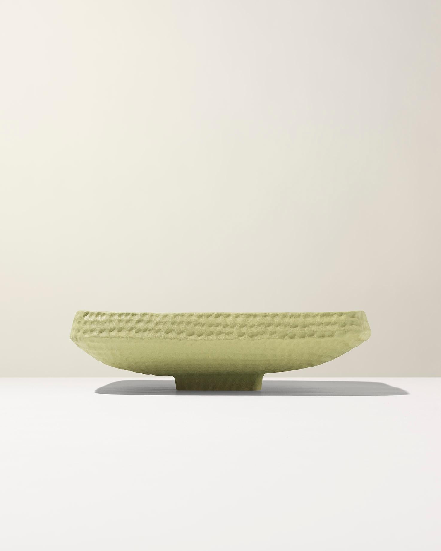 Italiano Ciotola martellata verde opaco del XXI secolo di Ceramica Gatti, designer A. Anastasio in vendita