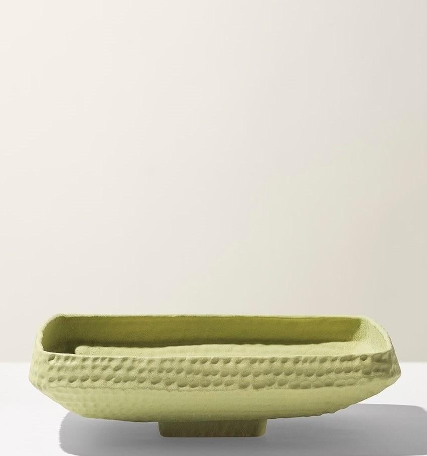 Smaltato Ciotola martellata verde opaco del XXI secolo di Ceramica Gatti, designer A. Anastasio in vendita