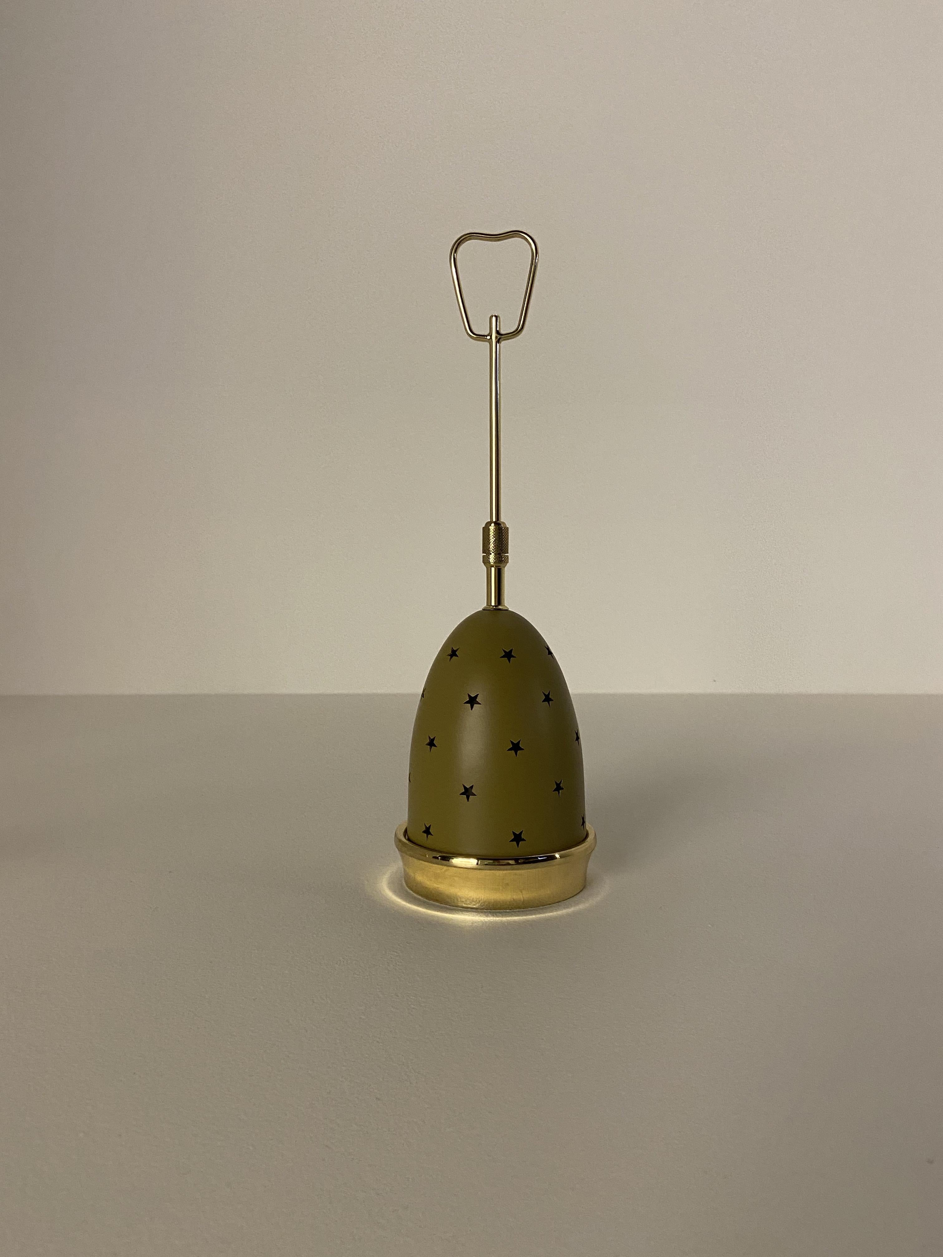 Icon of Arredoluce, this lamp became history when it was included in the supply that the brand sent to the Kennedy family, and was designed by Angelo Lelii in the early Fifties. It is a table lamp with an enameled shade that can be moved up and down