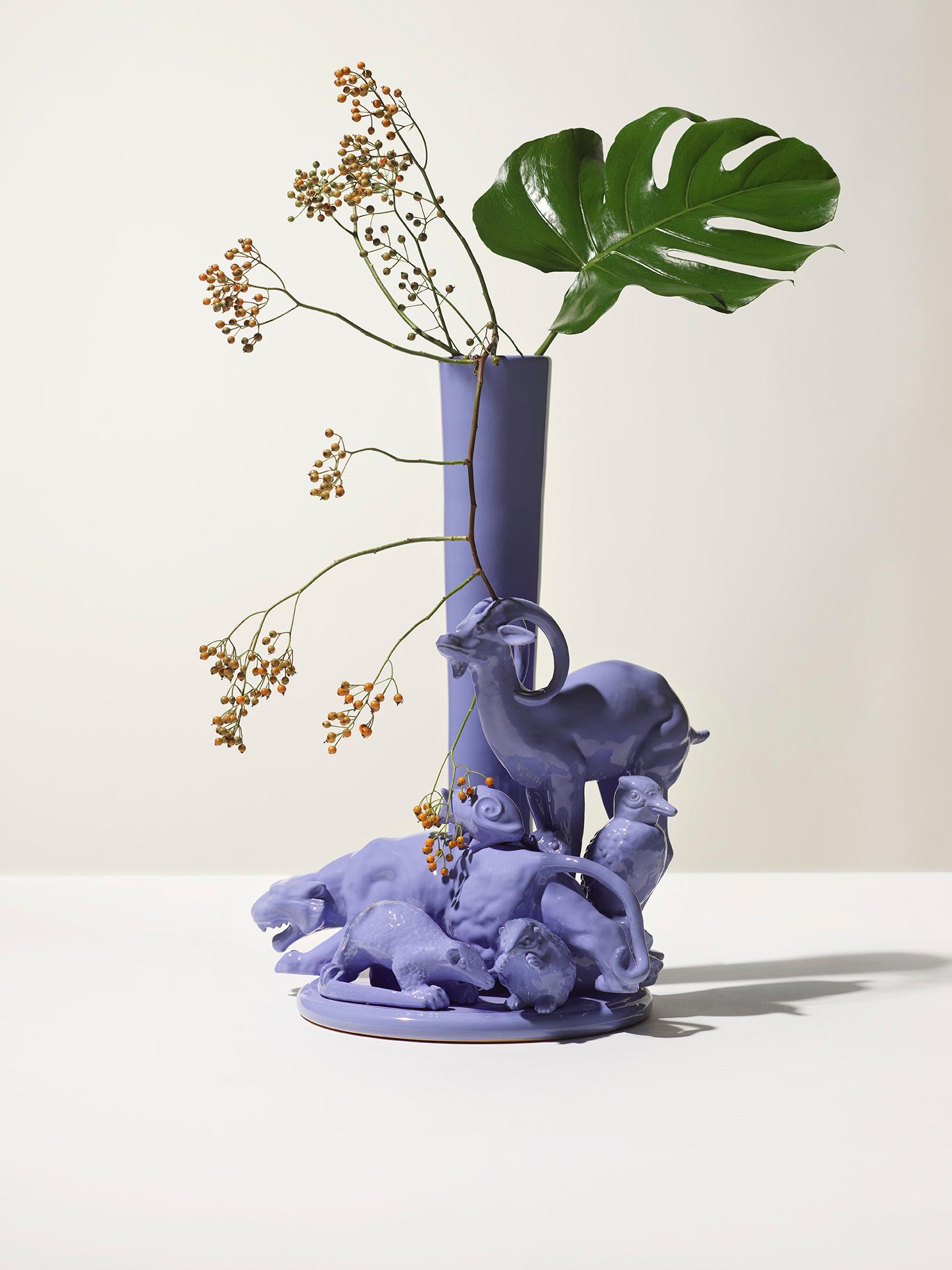 vase sculpture du 21e siècle en forme de bouquetin gris-bleu, de Ceramica Gatti, Italie. Pièce unique fabriquée en Italie, cette pièce de poterie a été conçue par Andrea Anastasio dans l'historique Bottega Ceramica Gatti 1928 à Faenza, spécialisée