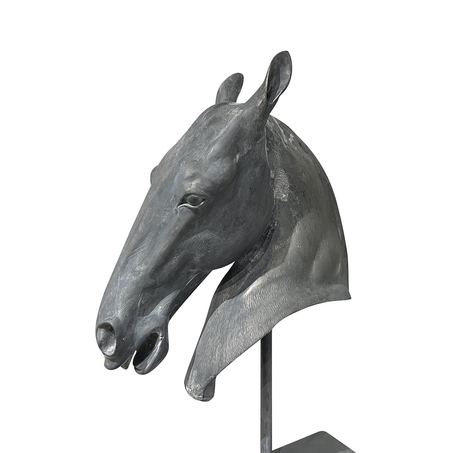 Graue europäische Bleibüste eines Pferdekopfes aus dem 21. Jahrhundert (Metall) im Angebot