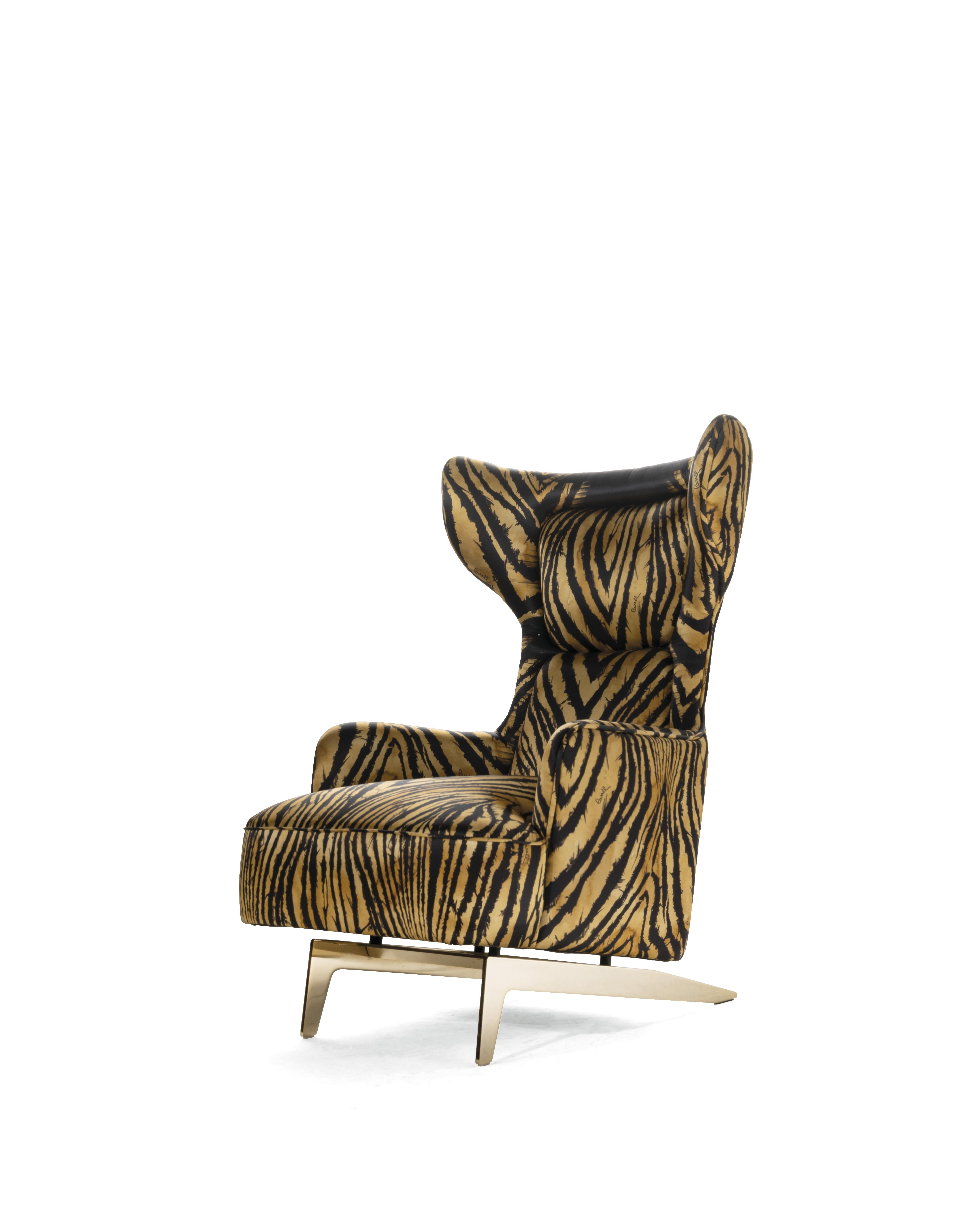 Captivating and impressive, the Guam armchair, with references to the 1950s and 1960s, boasts an enchanting and embracing shape, with a strong scenographic impact. Proposed in different fabrics of the collection, including the new zebra silk in a