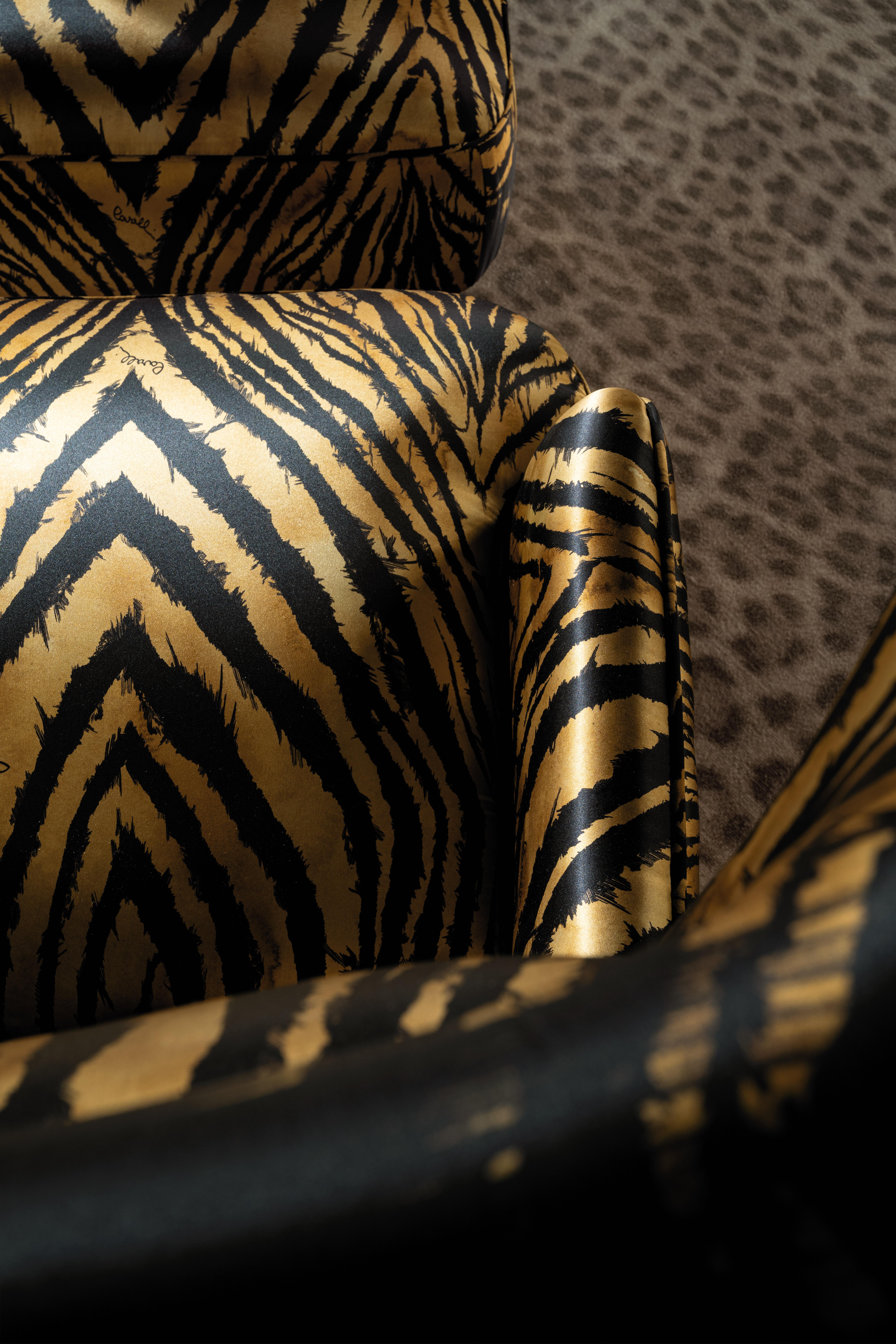21st Century Guam Armchair in Silk by Roberto Cavalli Home Interiors In New Condition For Sale In Cantù, Lombardia