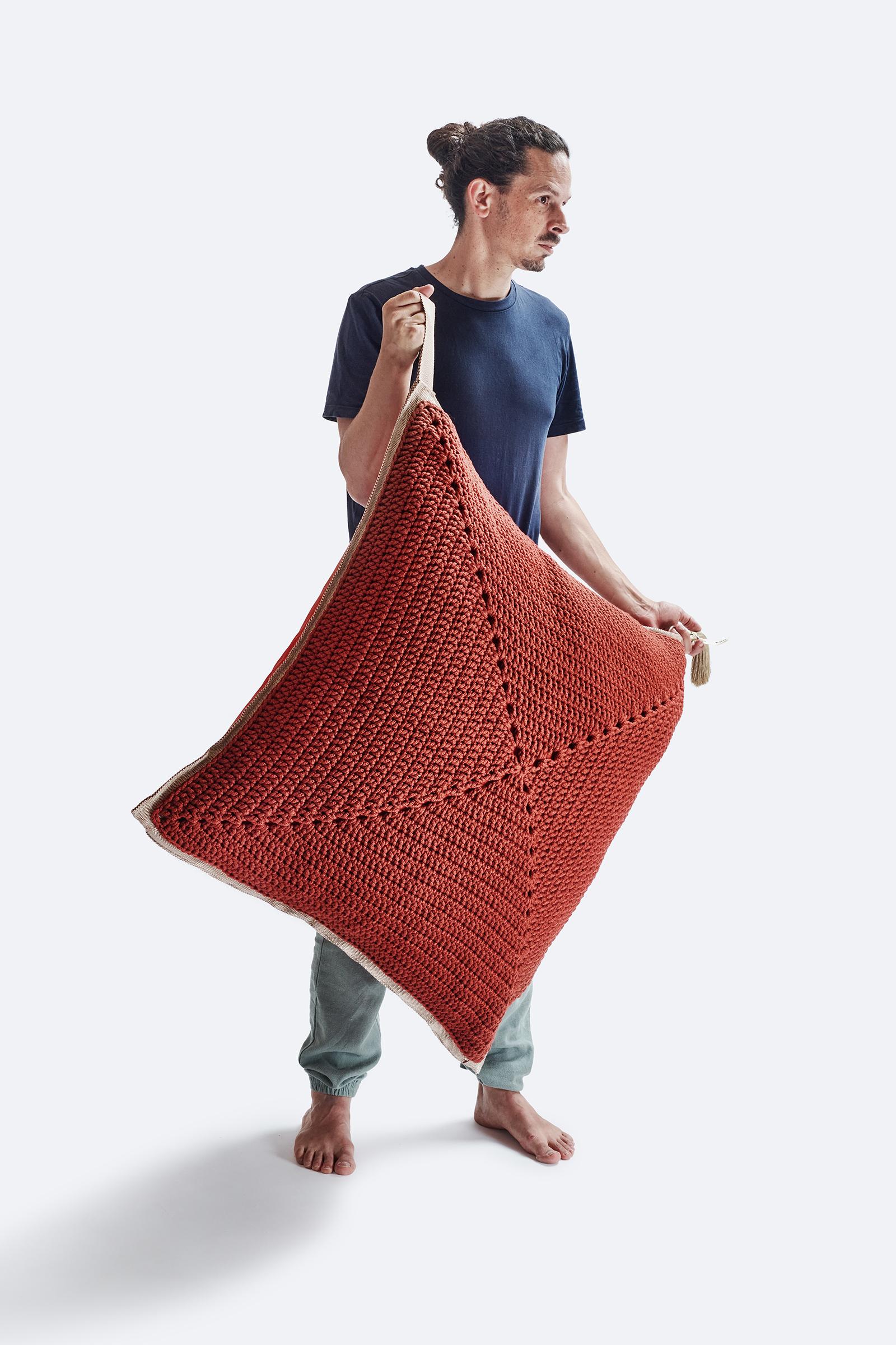 Fait main 21st Century Hamra Outdoor Indoor Handmade Square Floor Cushion (Coussin de sol carré fait main) en vente