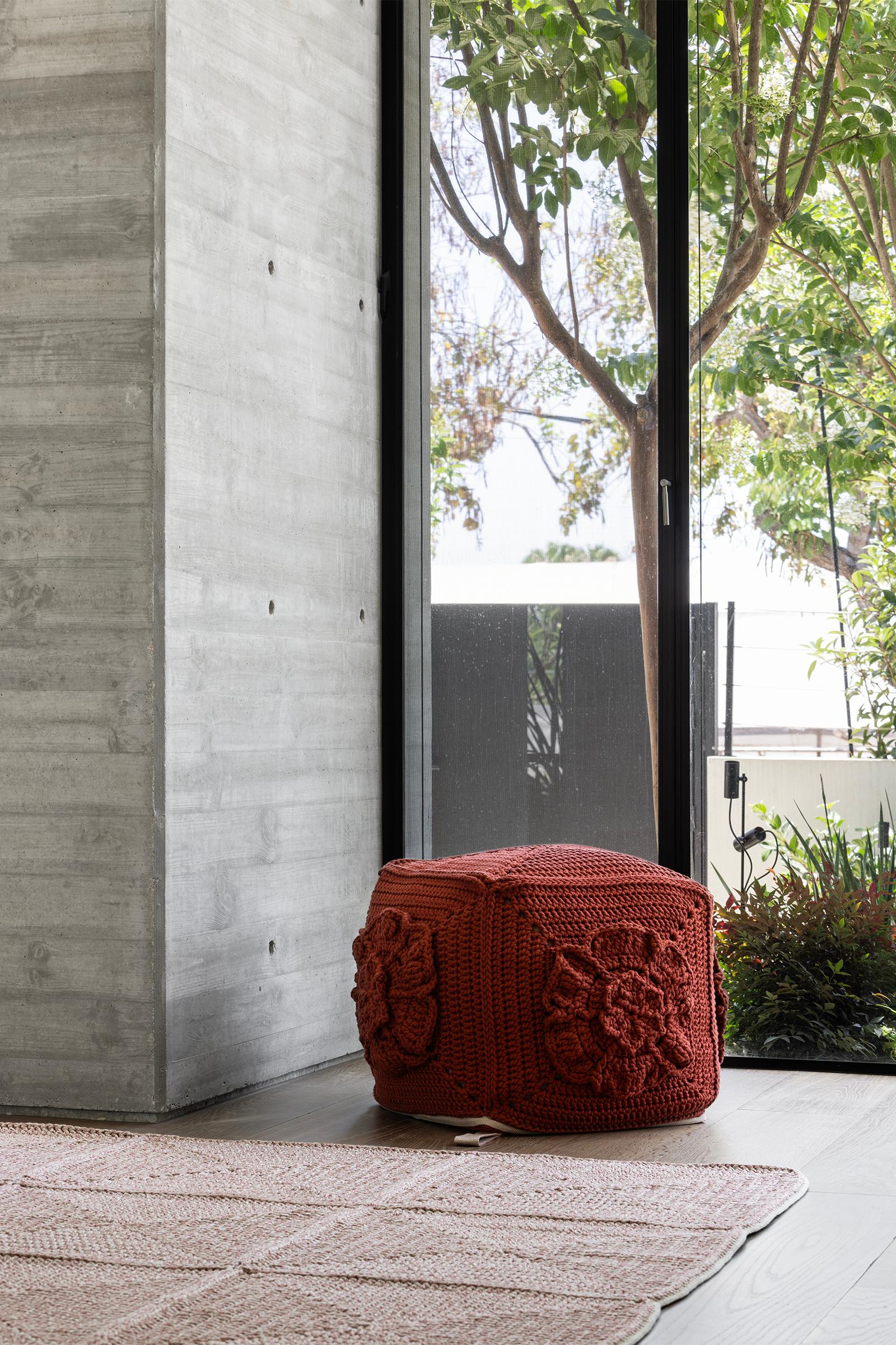 Il pouf Rosette è un'aggiunta grafica, visiva e di rilievo alla nostra collezione Mediterranean. Un portafortuna per il tuo spazio. Il motivo della rosetta è un ornamento realizzato con diversi materiali per assomigliare a una rosa. Alcuni ritengono