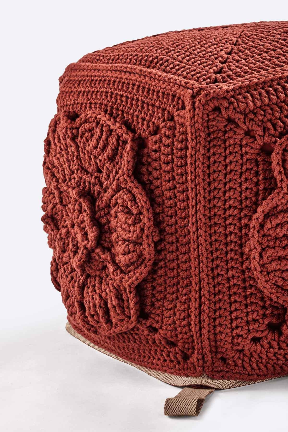 Pouf floreale quadrato per esterni e interni Hamra del 21° secolo, realizzato a mano In condizioni Nuovo in vendita a Tel Aviv, IL