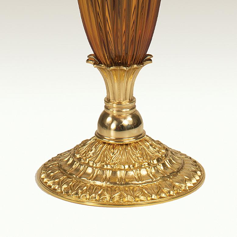 Lampe de table en cristal ambré taillé à la main et bronze en or patiné. Chaque objet est fabriqué à la main et le soin apporté à chaque détail rend chaque objet unique en son genre.
Le style de cette lampe de table est une réinterprétation moderne