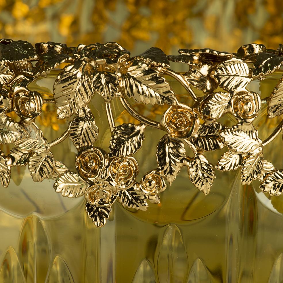 Centre de table en cristal ambré du 21e siècle, sculpté à la main, avec cadre et base en bronze à cire perdue. 
Ce centre de table est une édition limitée, nous n'avons qu'une seule pièce. Il est particulièrement sculpté à la main et le cadre et la