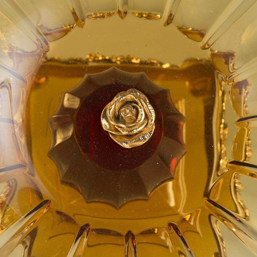 21. Jahrhundert, handgeschnitzte Schale aus Bernsteinkristall und Goldbronze im klassischen Stil (Art nouveau) im Angebot