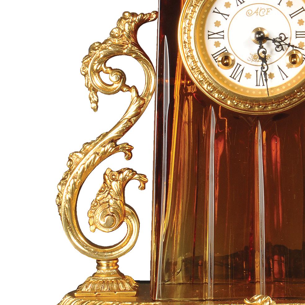 Uhr aus handgeschnitztem Bernsteinkristall und goldener Bronze aus dem 21. Jahrhundert (Louis XVI.) im Angebot