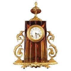 Uhr aus handgeschnitztem Bernsteinkristall und goldener Bronze aus dem 21. Jahrhundert
