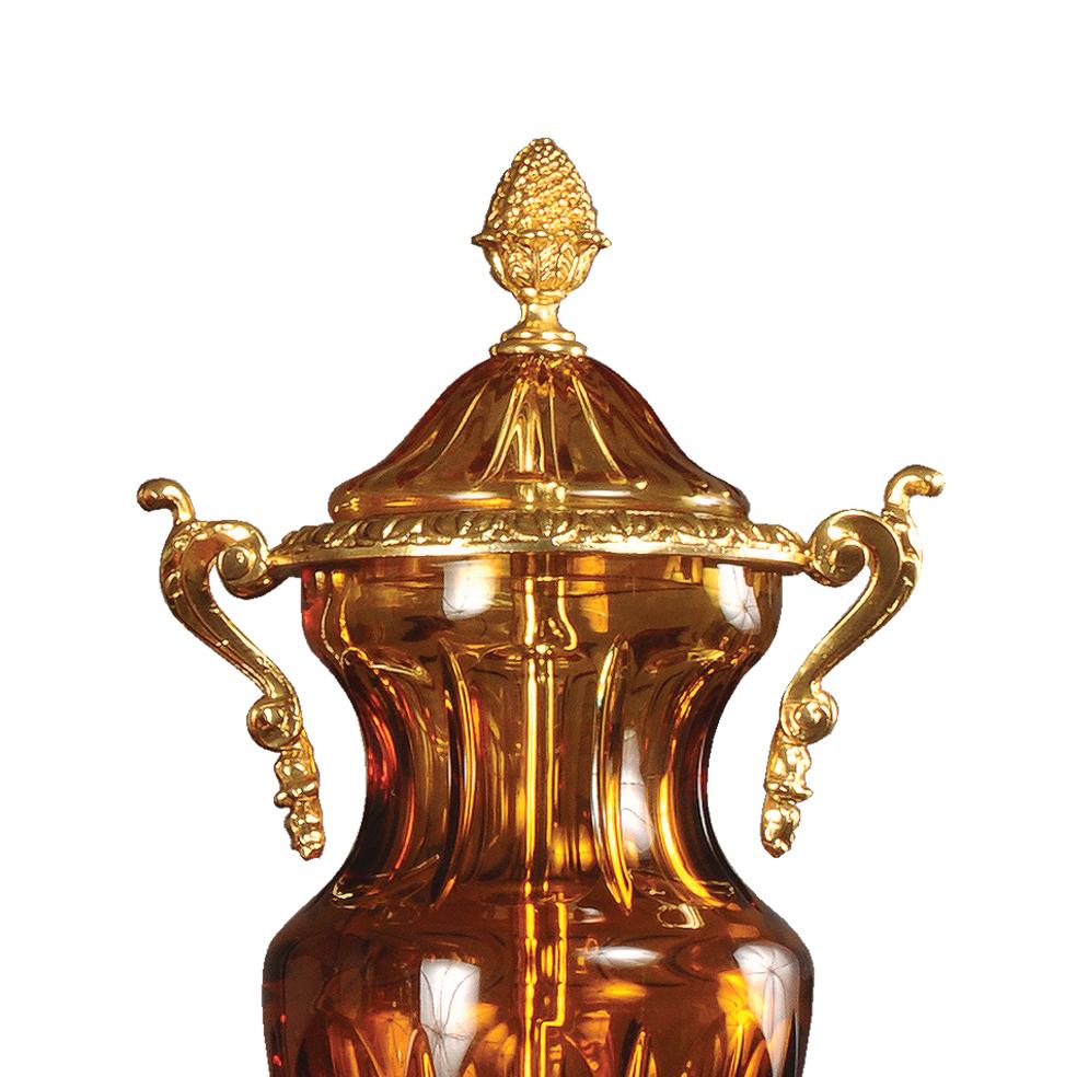 Potiche du 21e siècle en cristal ambré et bronze doré, sculptée à la main. Ce potiche est finement ciselé en fonte à la cire perdue et en cristal broyé à la main. Sur demande, le client peut modifier la couleur du cristal : rose, ambre, améthyste