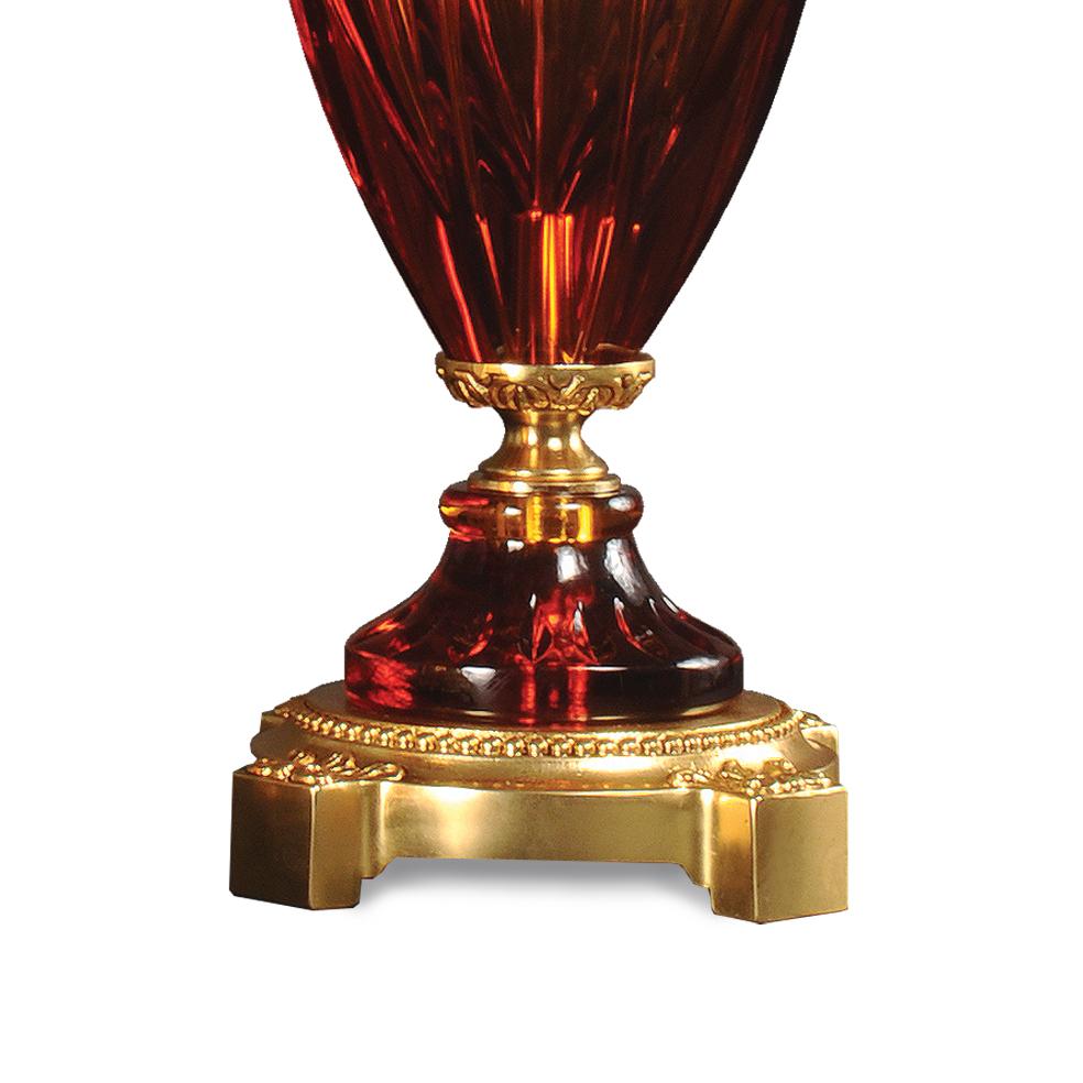 21. Jahrhundert, handgeschnitzt  Bernstein  Vase aus Kristall und goldener Bronze (Louis XVI.) im Angebot