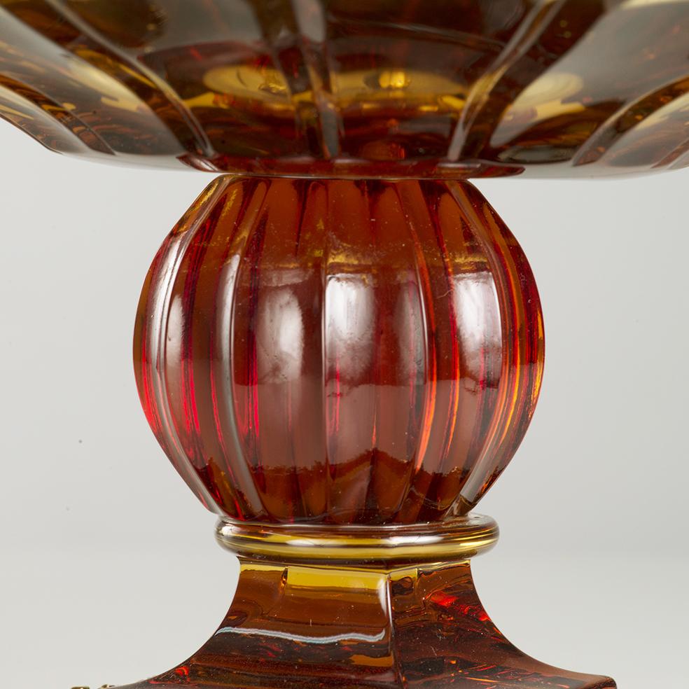 21ème siècle, centre de table en cristal ambré sculpté à la main avec monture en argent 925 (gr 140) .
Ce centre de table est une édition limitée, nous n'avons que quelques pièces. Il est particulièrement sculpté à la main et la monture est en