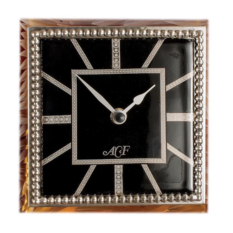 Horloge du 21e siècle en cristal ambré et bronze argenté, sculptée à la main. Cette horloge est en cristal d'ambre taillé à la main et le cadran est en porcelaine noire décorée de platine. Cette horloge est équipée d'un mouvement à quartz.  Sur