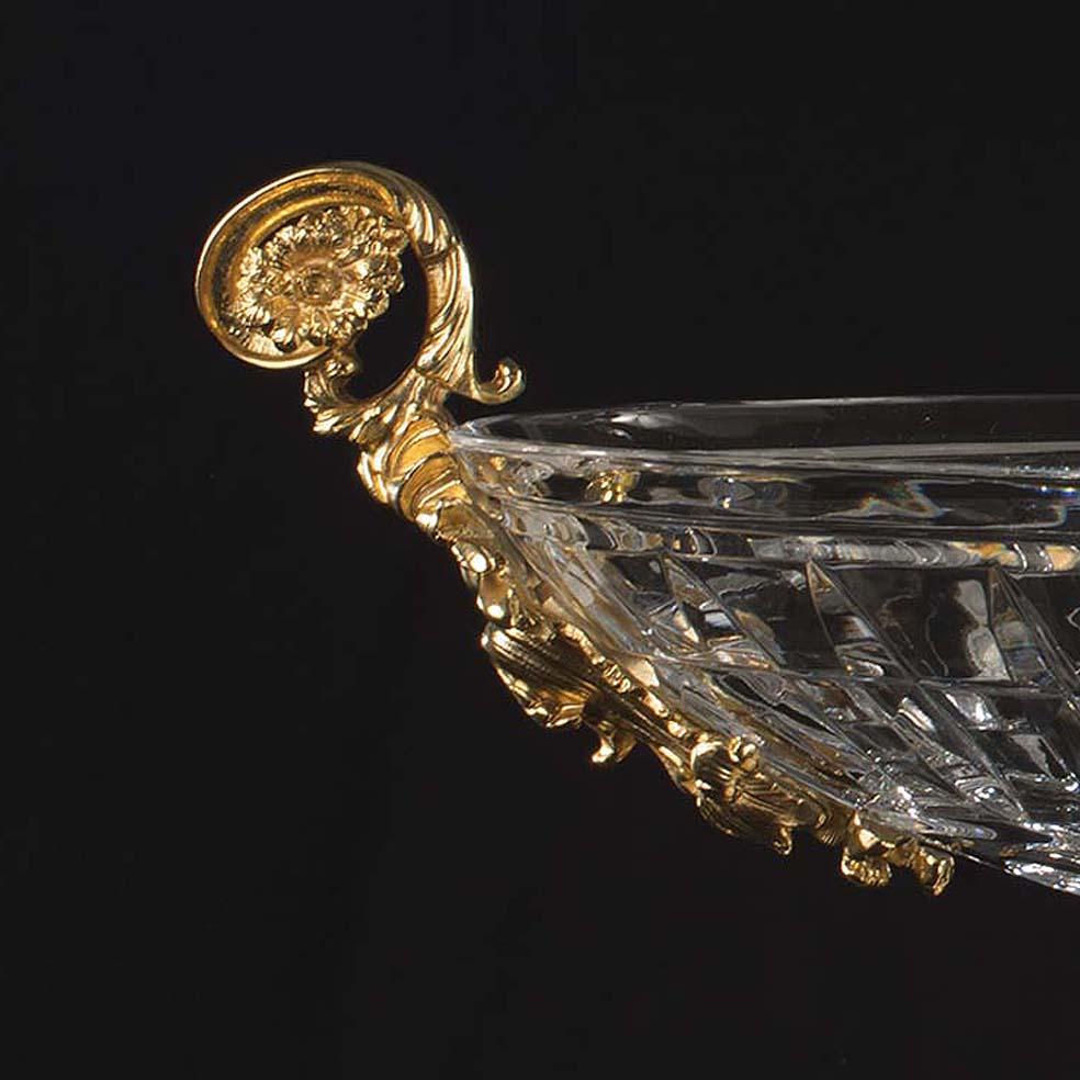 21. Jahrhundert handgeschnitzte Schale aus klarem Kristall und goldener Bronze. Diese Schale besteht aus fein ziseliertem Wachsausschmelzverfahren und handgeschliffenem Kristall. Auf Anfrage kann der Kunde die Farbe des Kristalls ändern: rosa,