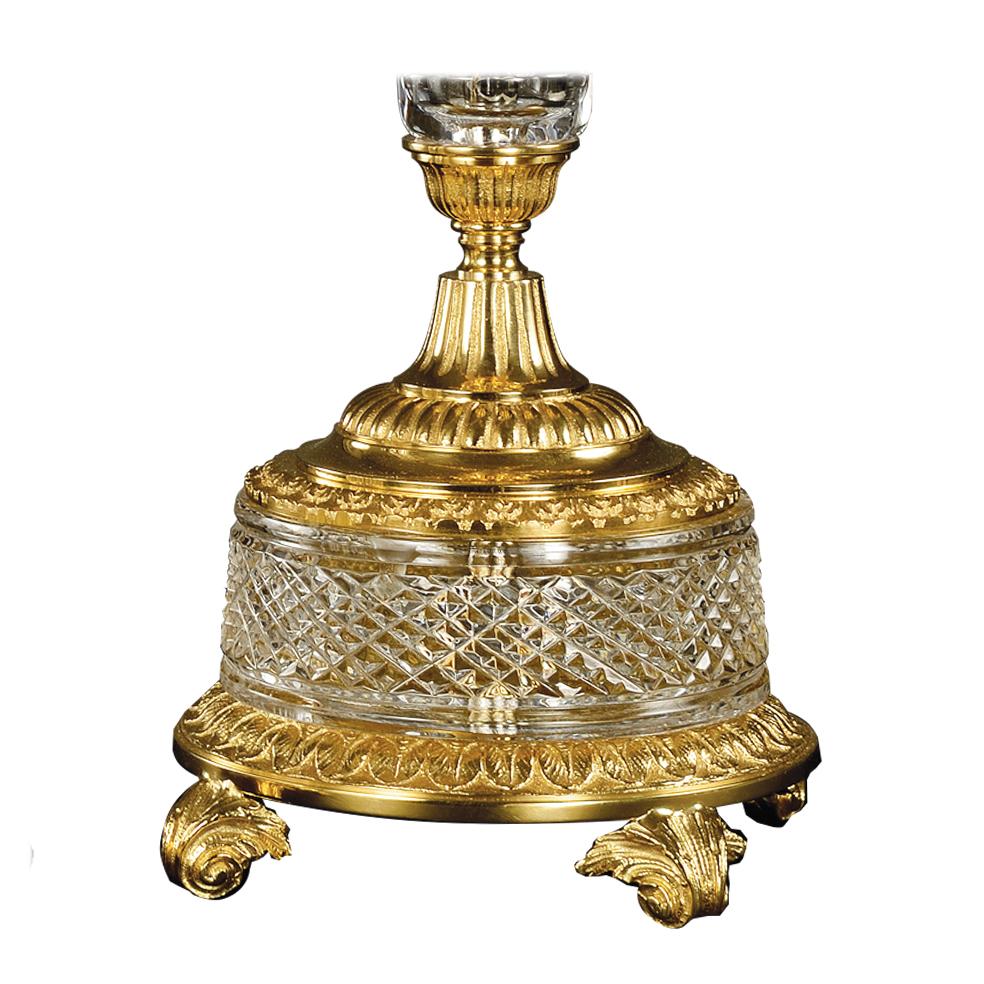 Candelabro de cristal transparente y bronce dorado tallado a mano del siglo XXI. Este candelabro es de fundición a la cera perdida finamente cincelada y cristal tallado a mano. Este Candelabro tiene 5 llamas. A petición del cliente podemos modificar