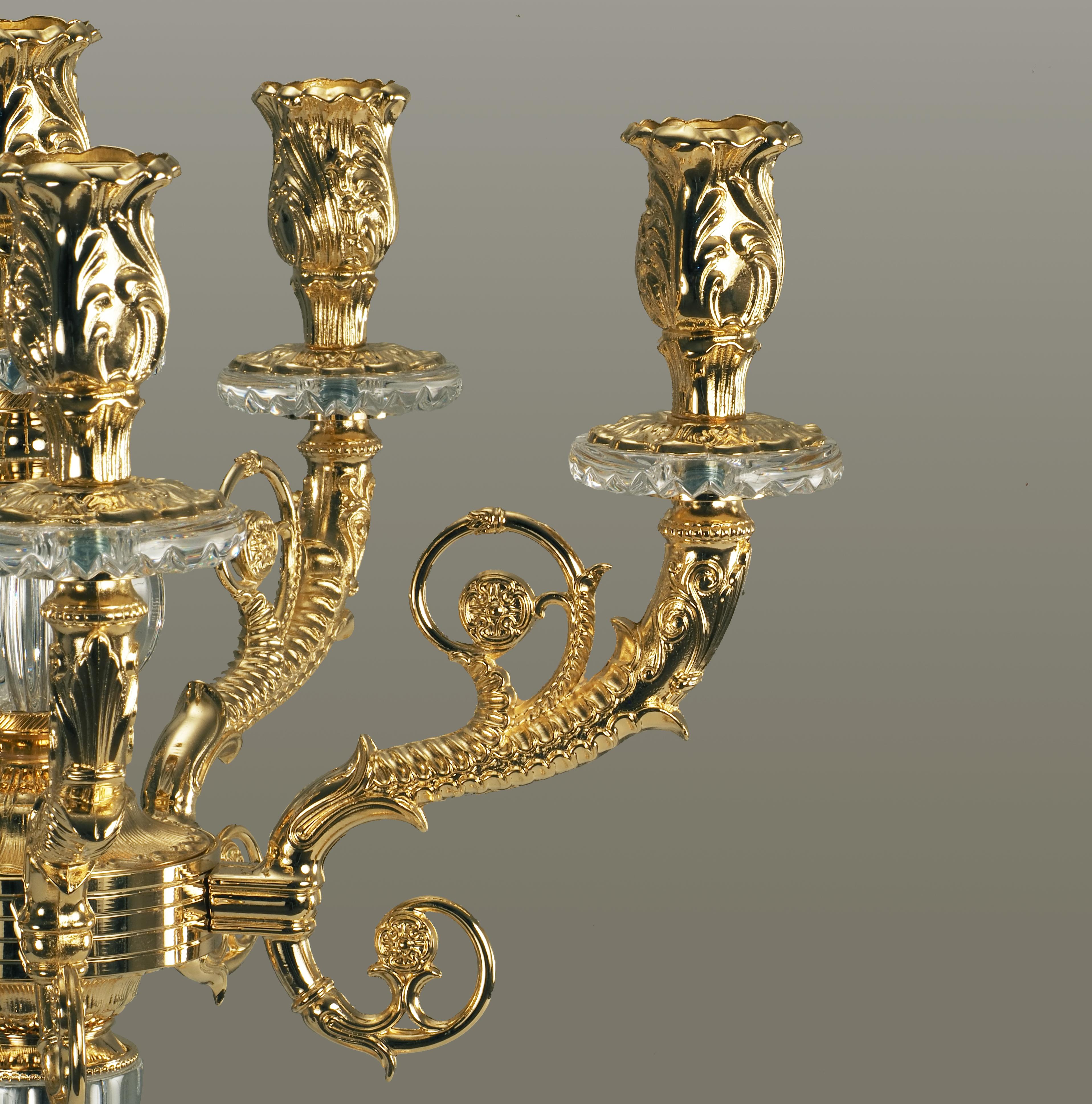 Candelabro de cristal transparente y bronce dorado tallado a mano del siglo XXI. Este candelabro es de fundición a la cera perdida finamente cincelada y vidrio tallado a mano. Este Candelabro tiene 6 llamas. A petición del cliente podemos modificar