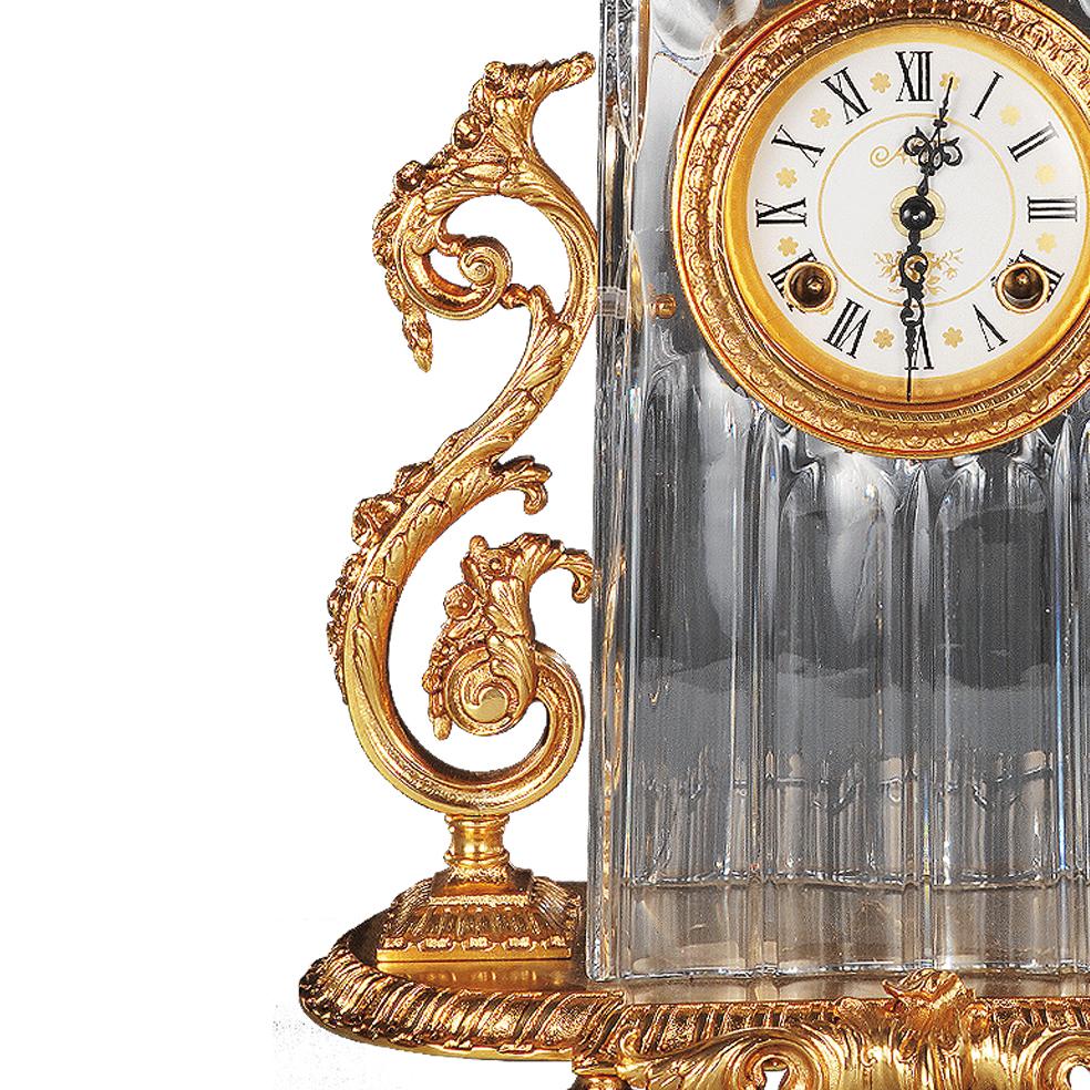 Louis XVI 21e siècle, horloge en cristal transparent et bronze doré sculptée à la main en vente