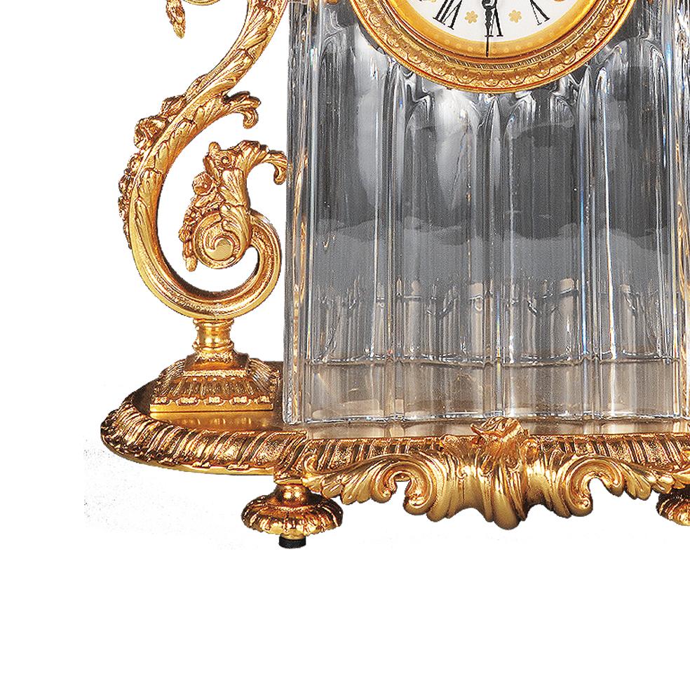 italien 21e siècle, horloge en cristal transparent et bronze doré sculptée à la main en vente